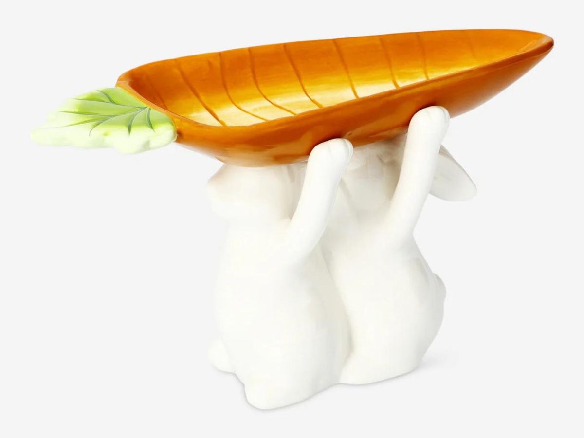 Fuente para servir con forma de conejos de Pascua y zanahoria.