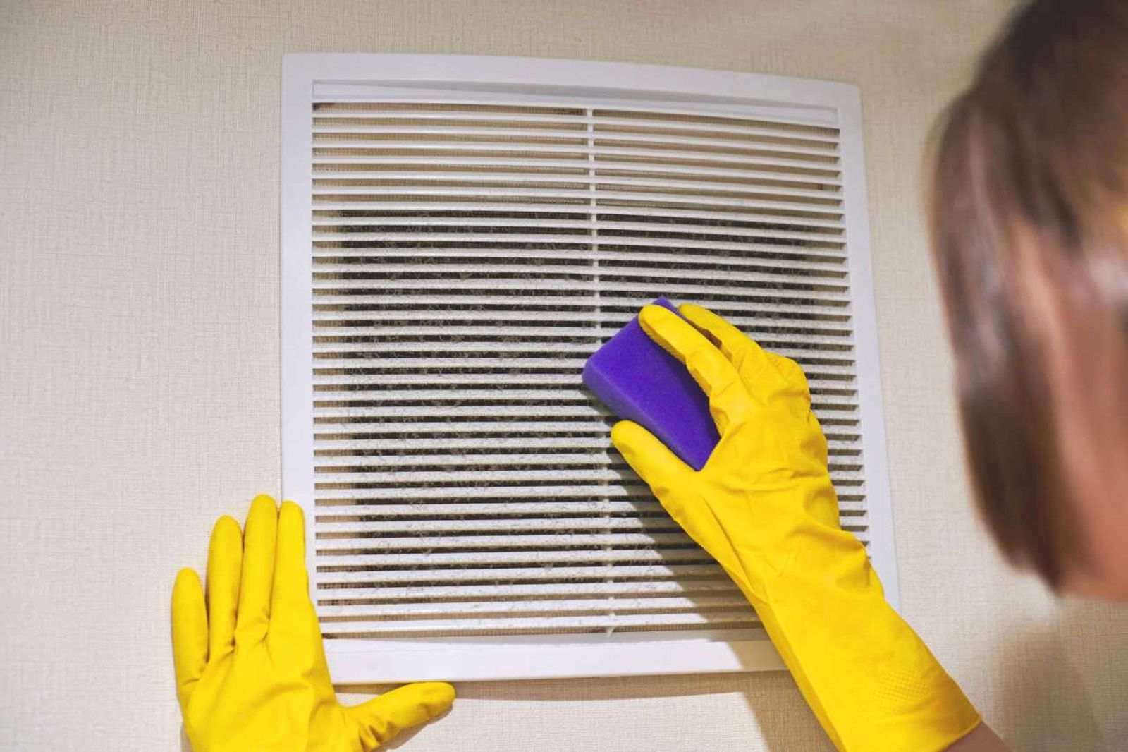 Su limpieza es esencial para mejorar la calidad de aire del baño