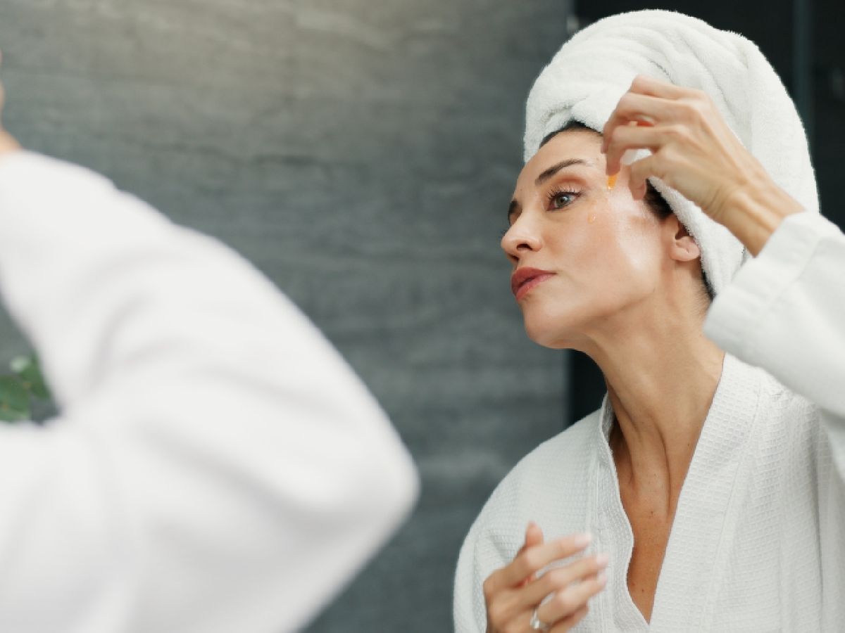 Utiliza sérums con vitamina C, ácido hialurónico, niacinamida o péptidos