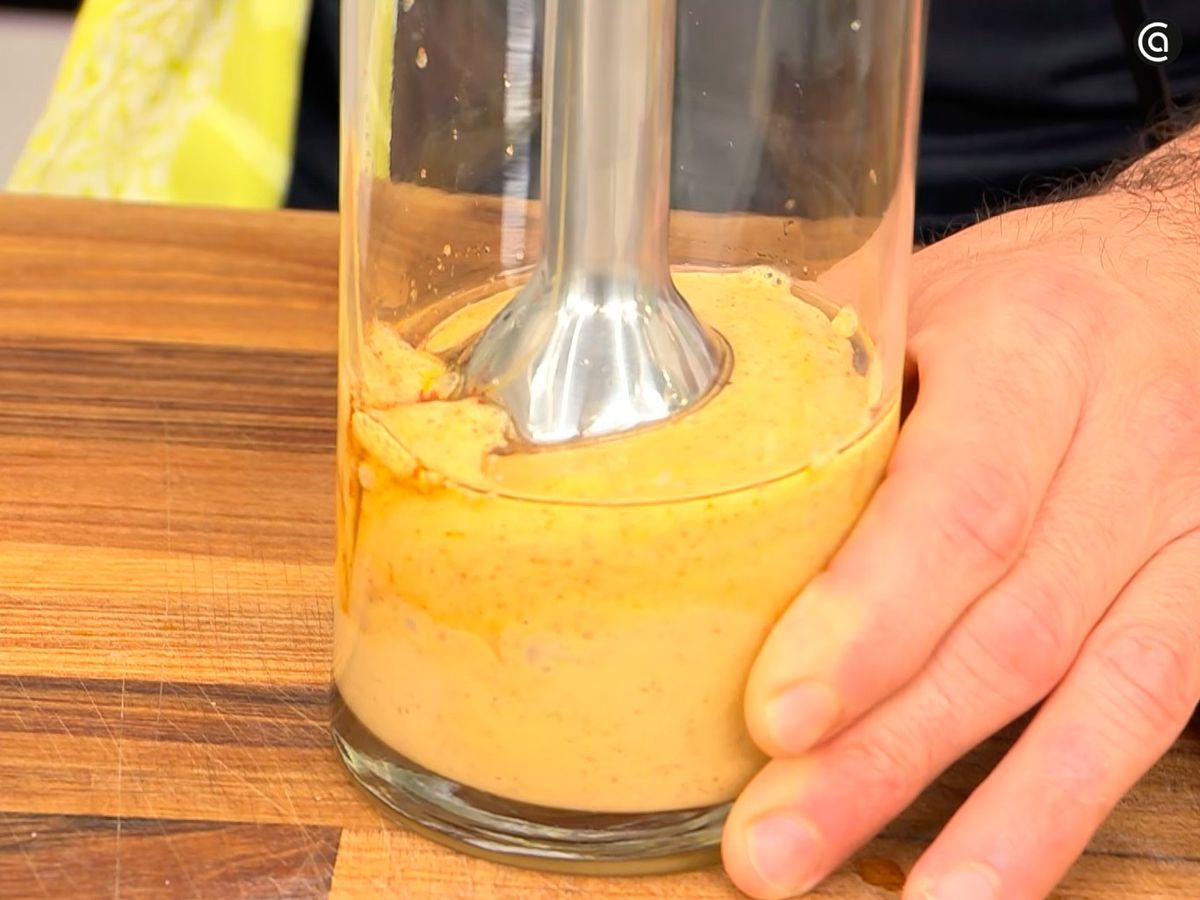 Bate los ingredientes de la salsa brava hasta que se integren y emulsione