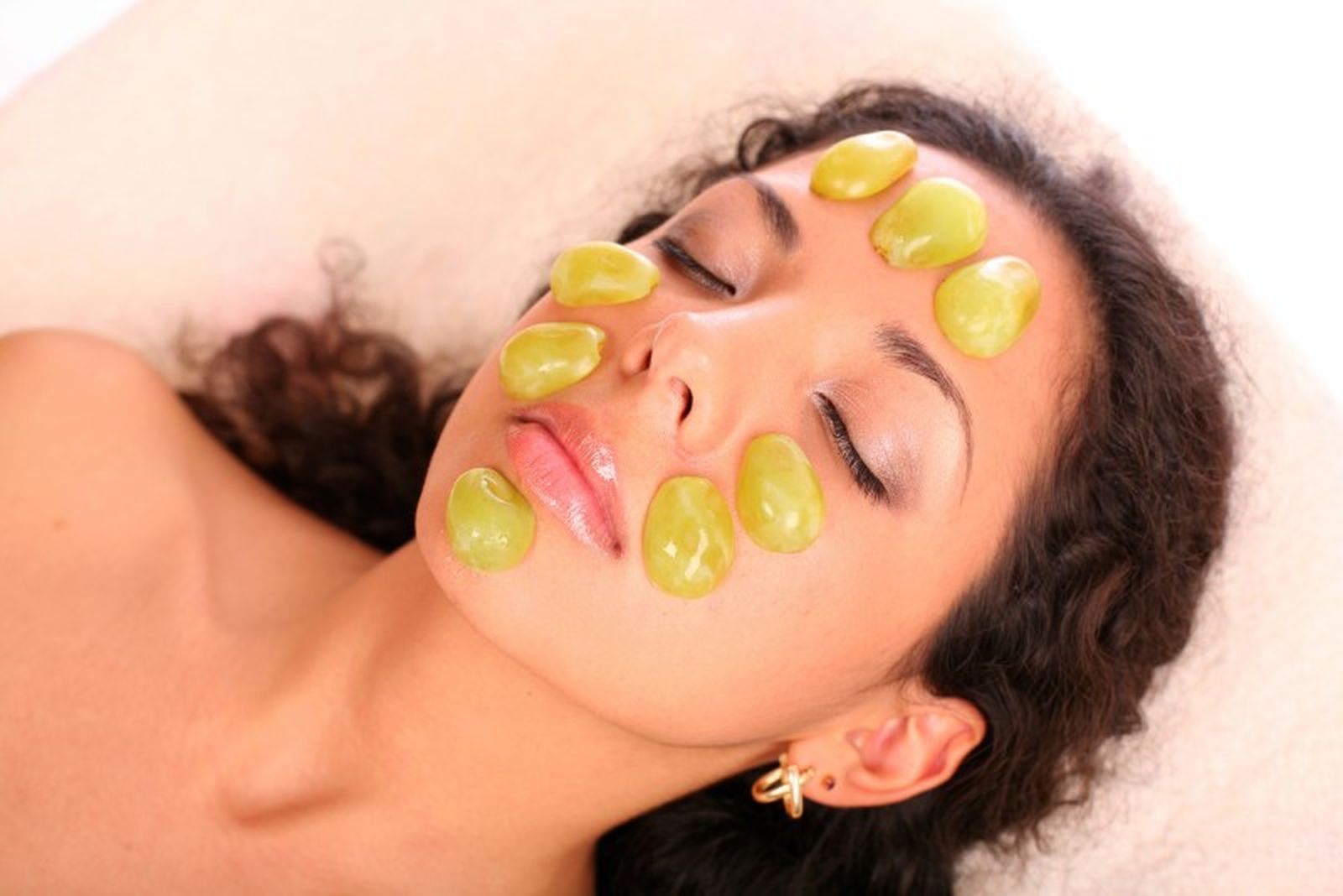 Aplicación de uvas directamente en el rostro Aplicación de uvas directamente en el rostro