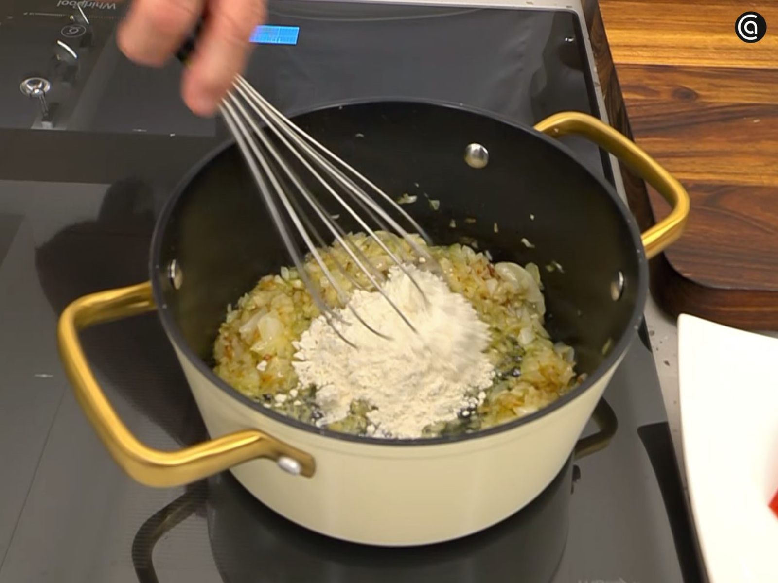 Cocina la harina para hacer la bechamel