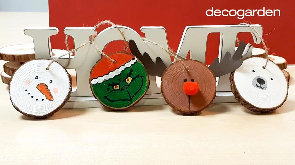 Discos de madera navideños pintados a mano.