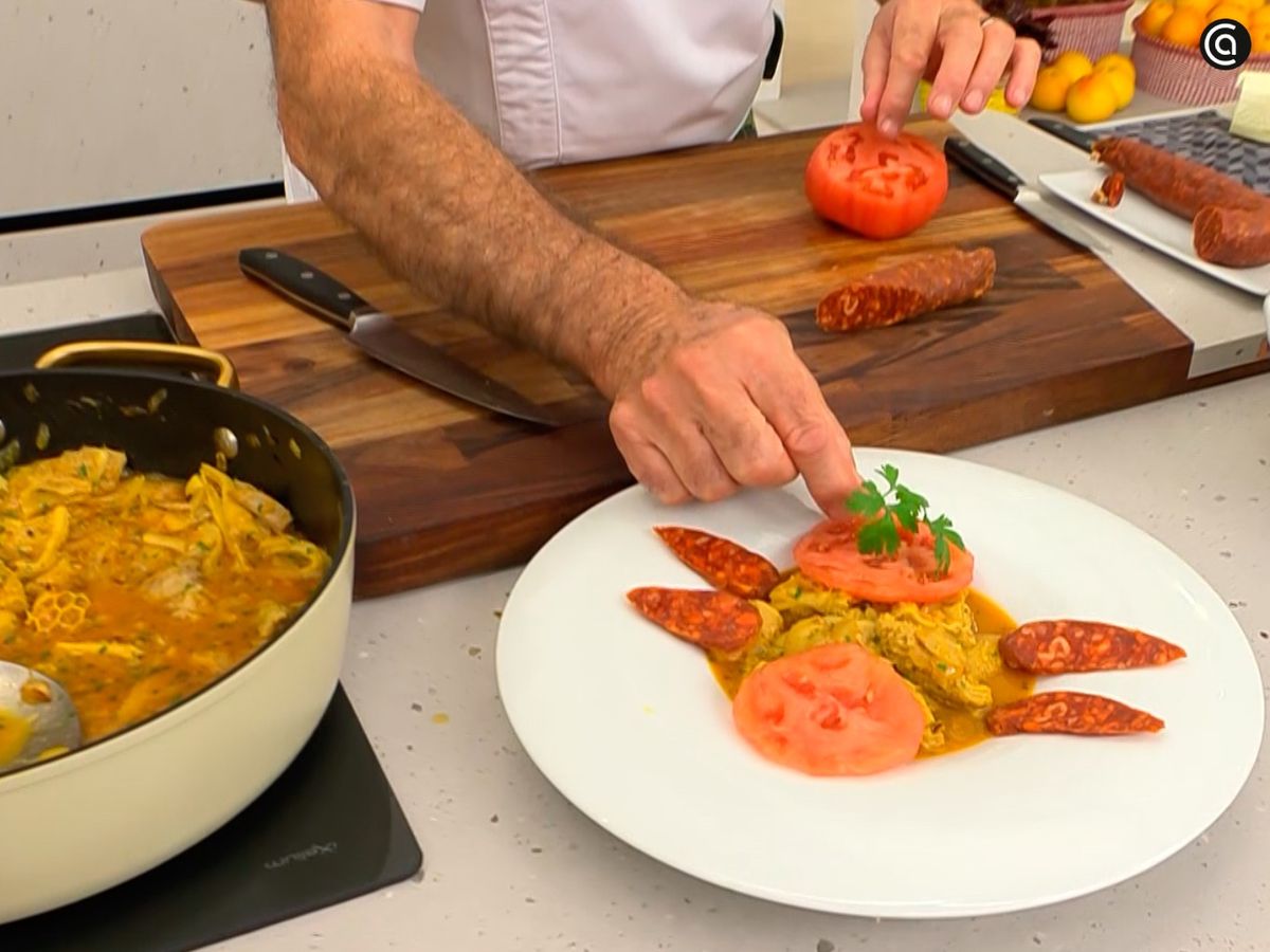 Sirve el guiso de menudo con chorizo y tomate