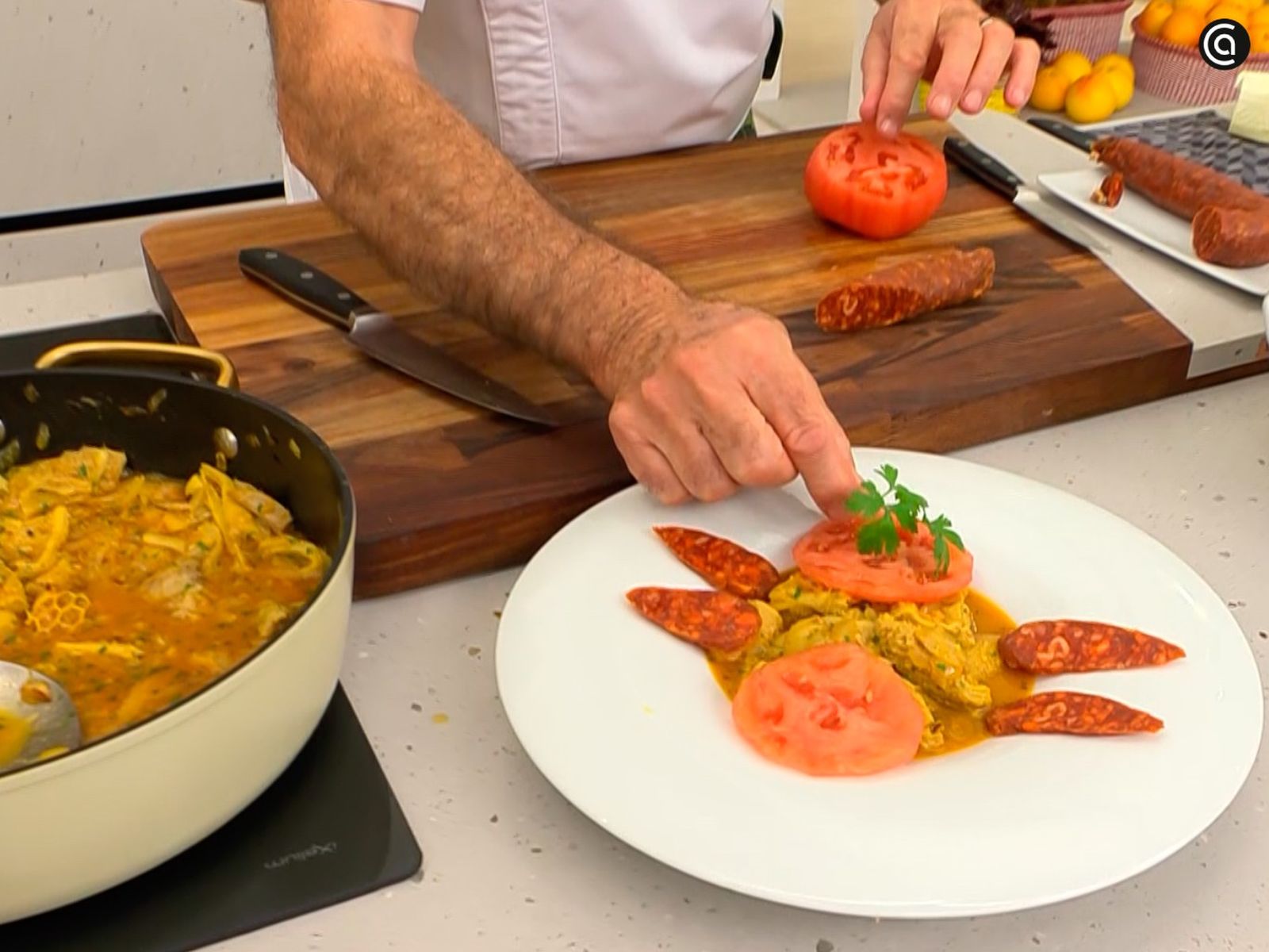 Sirve el guiso de menudo con chorizo y tomate Sirve el guiso de menudo con chorizo y tomate