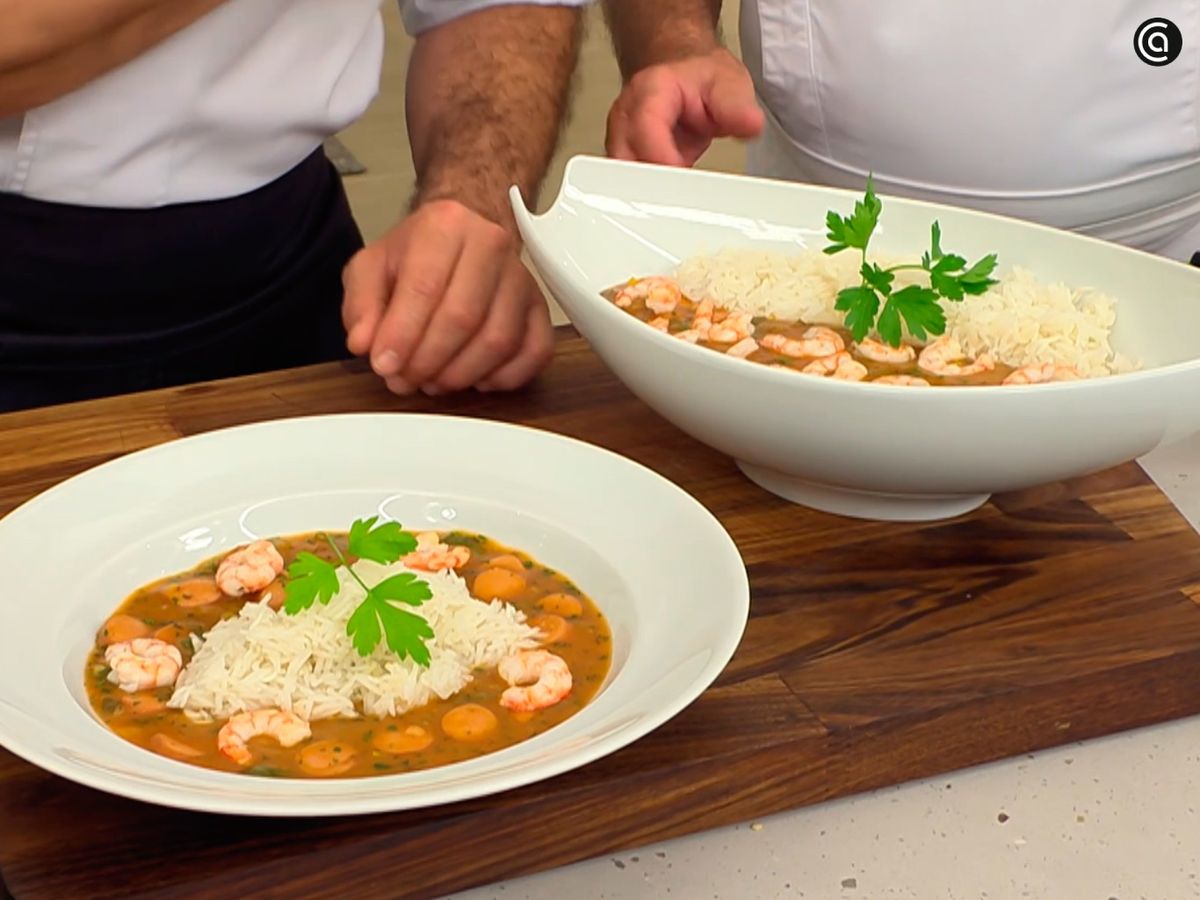 Acompaña el gumbo criollo con arroz y gambas y decora con perejil
