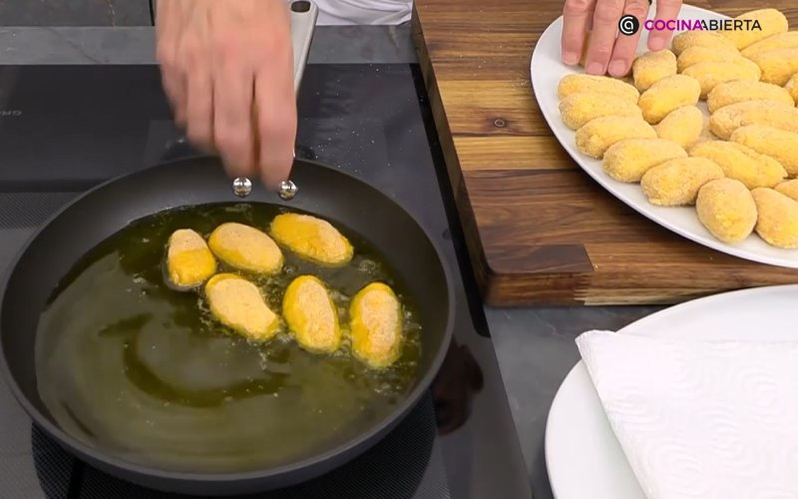 Se fríen las croquetas de chorizo en varias tandas Se fríen las croquetas de chorizo en varias tandas