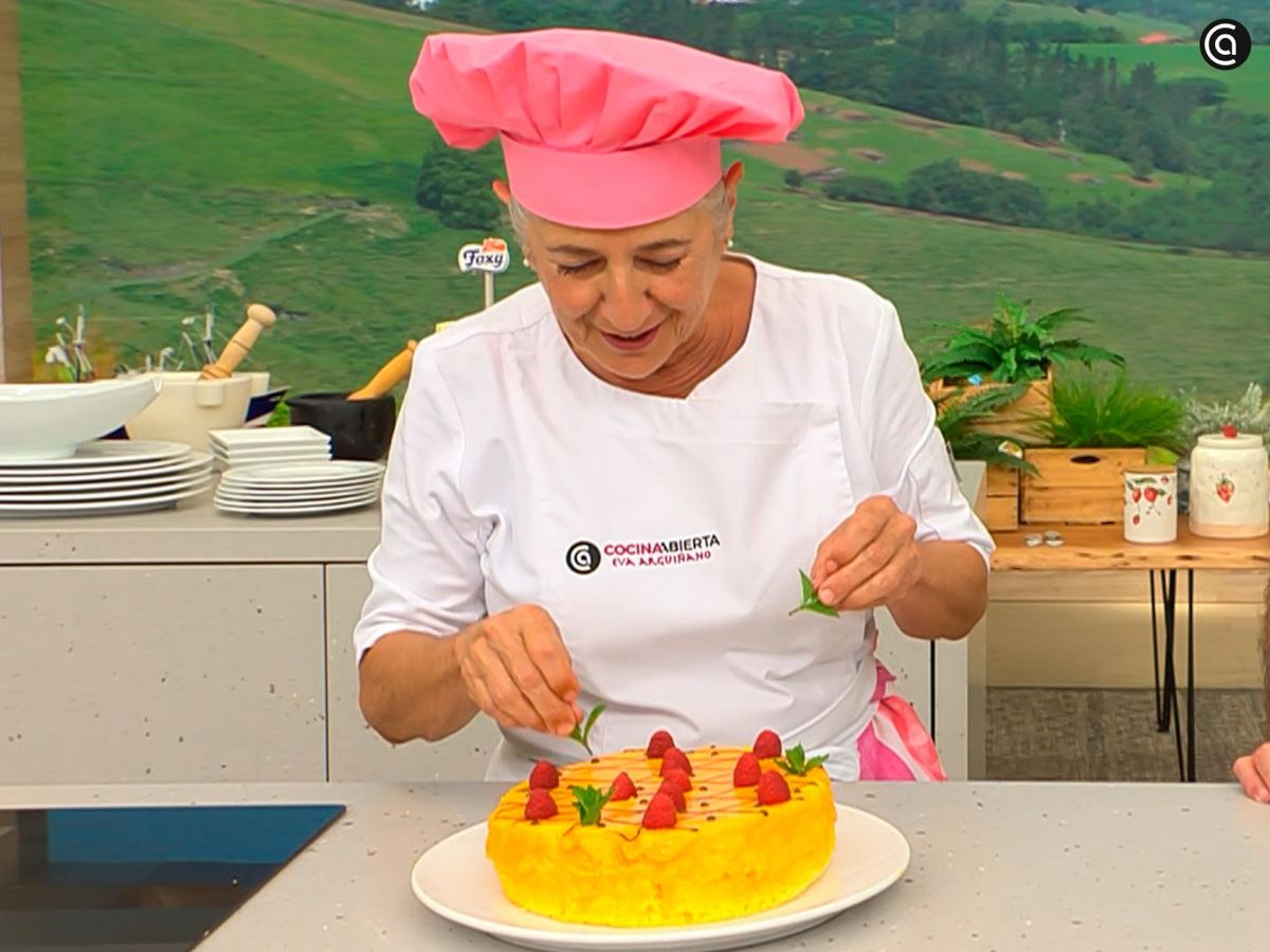 Decora el bizcocho de yema con frambuesas