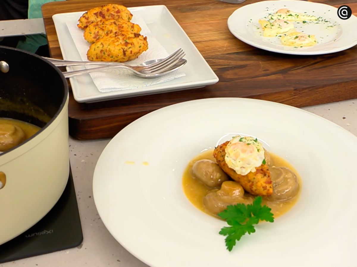 Corona el plato con un huevo de codorniz frito