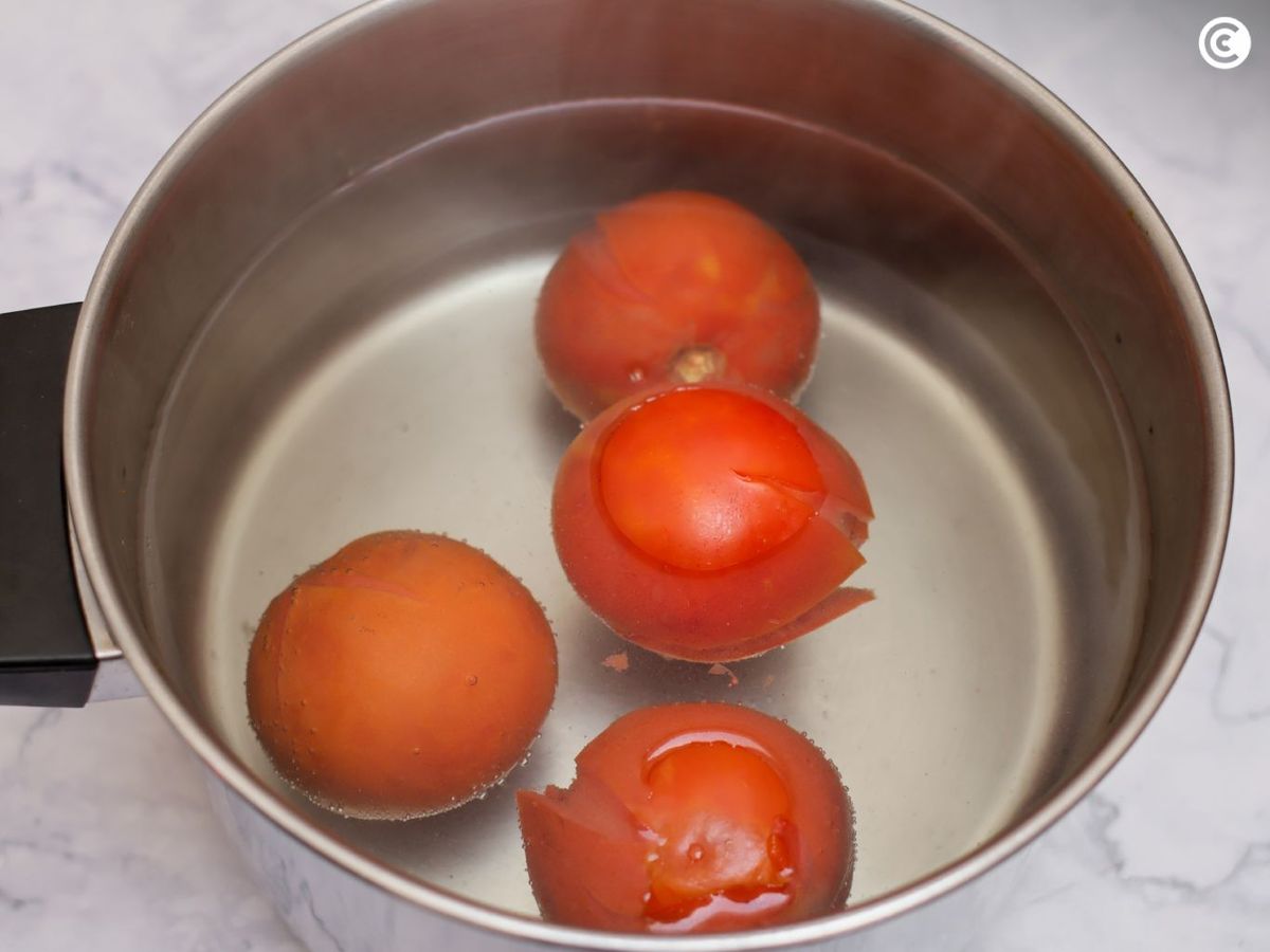 Escaldar los tomates para preparar en zumo