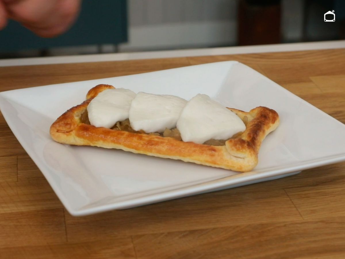 Sirve la tosta caliente con el topping que más te guste