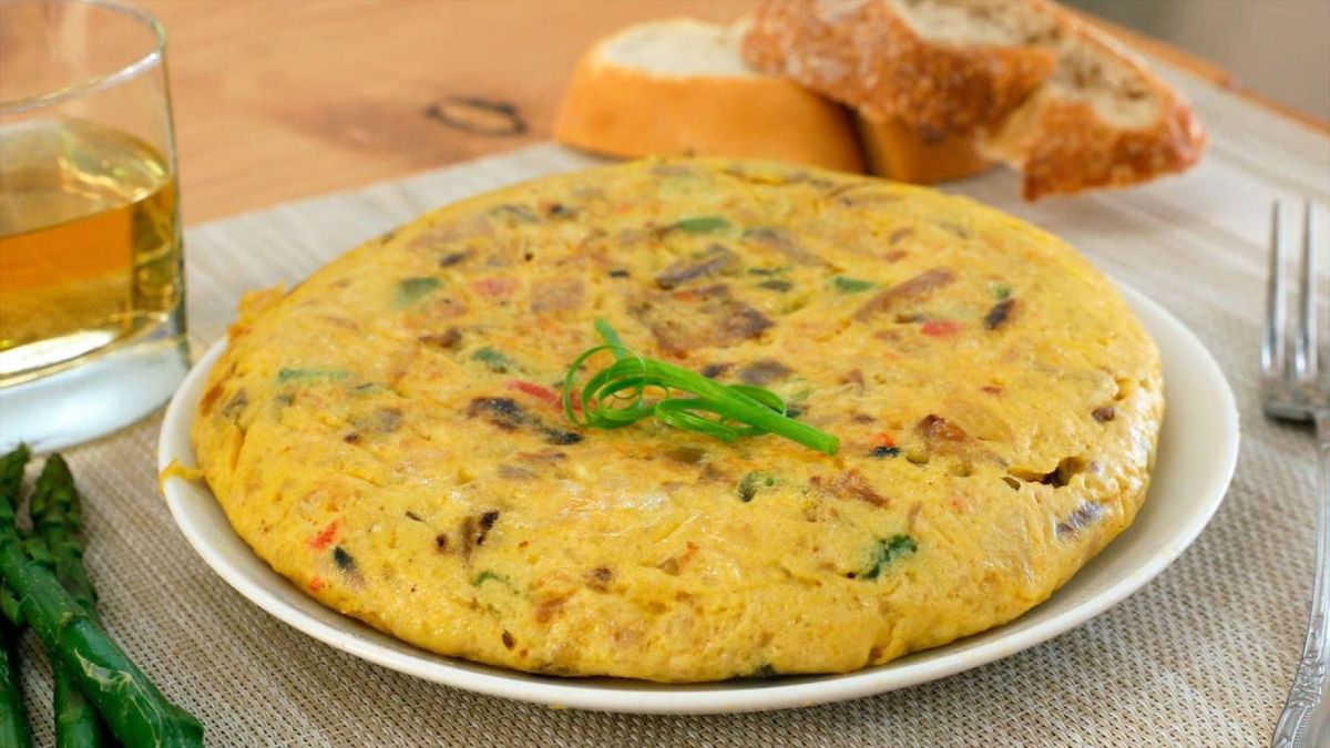 Tortilla de patatas con cebolla y espárragos trigueros   paso 6