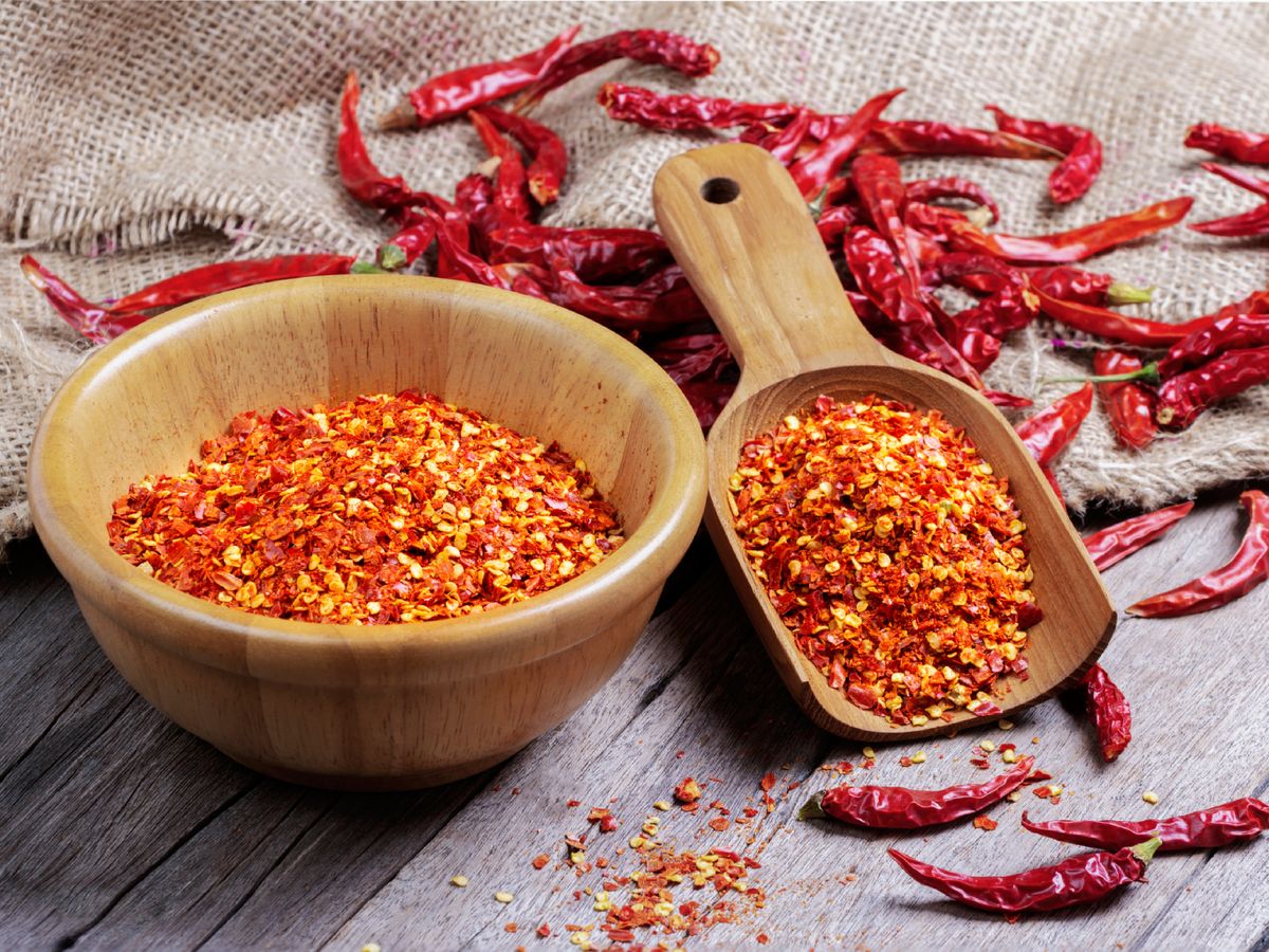 Copos de chile seco, la base del sabor y el picante del chili crisp.