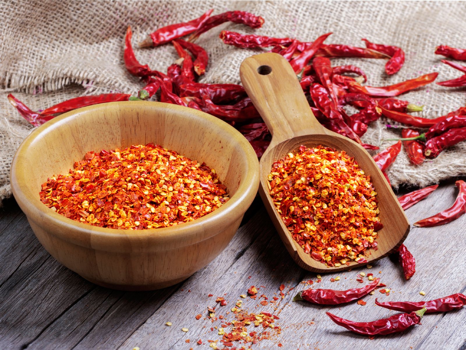 Copos de chile seco, la base del sabor y el picante del chili crisp.