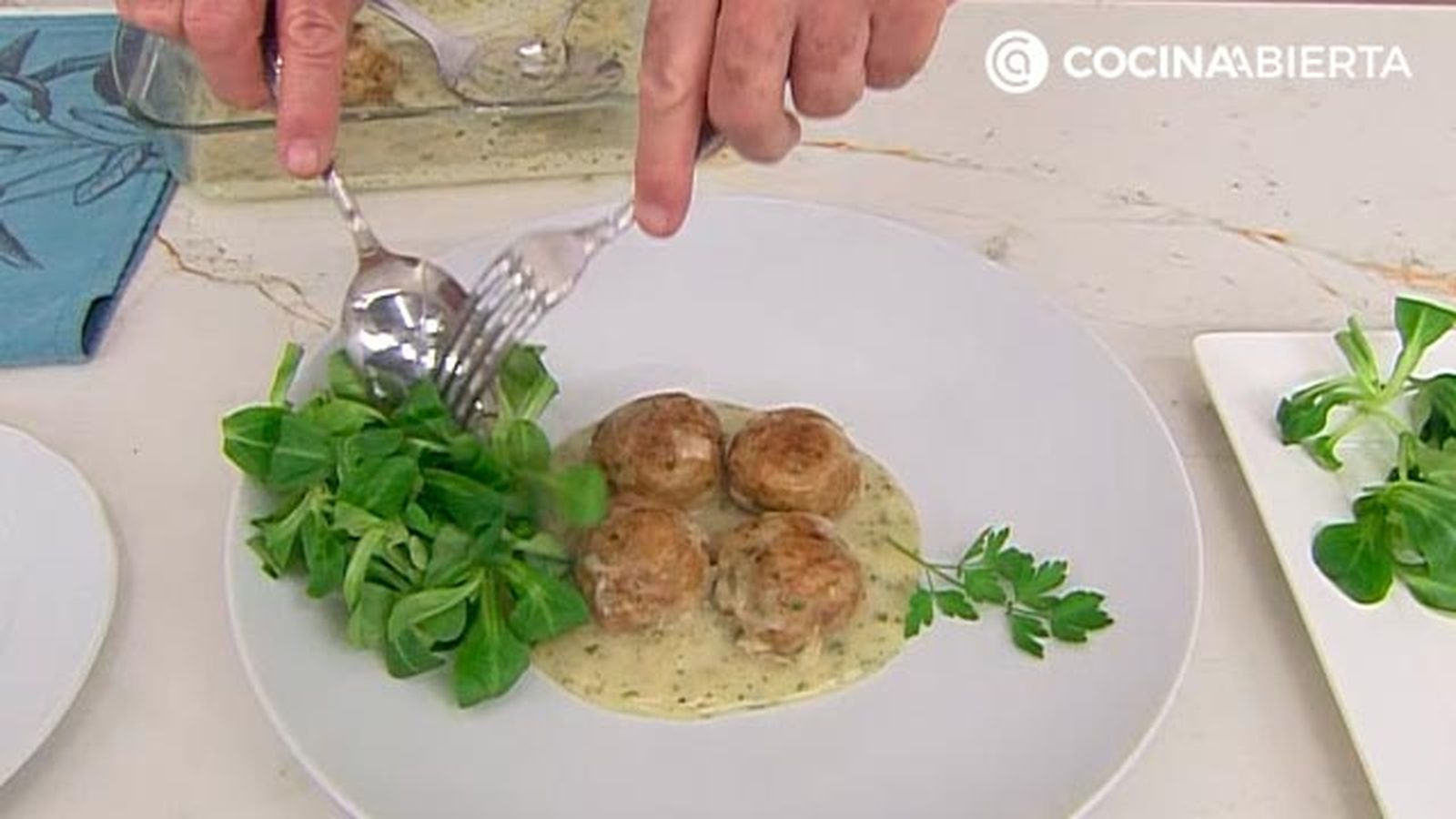 albondigas gratinadas al horno con salsa veolute receta karlos arguinano karl67750320 paso7 albondigas gratinadas al horno con salsa veolute receta karlos arguinano karl67750320 paso7