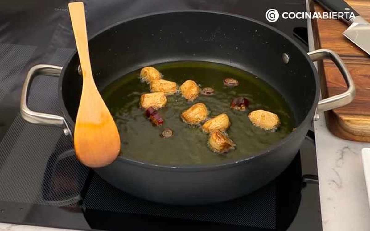 Dora los dientes de ajos y las guindillas