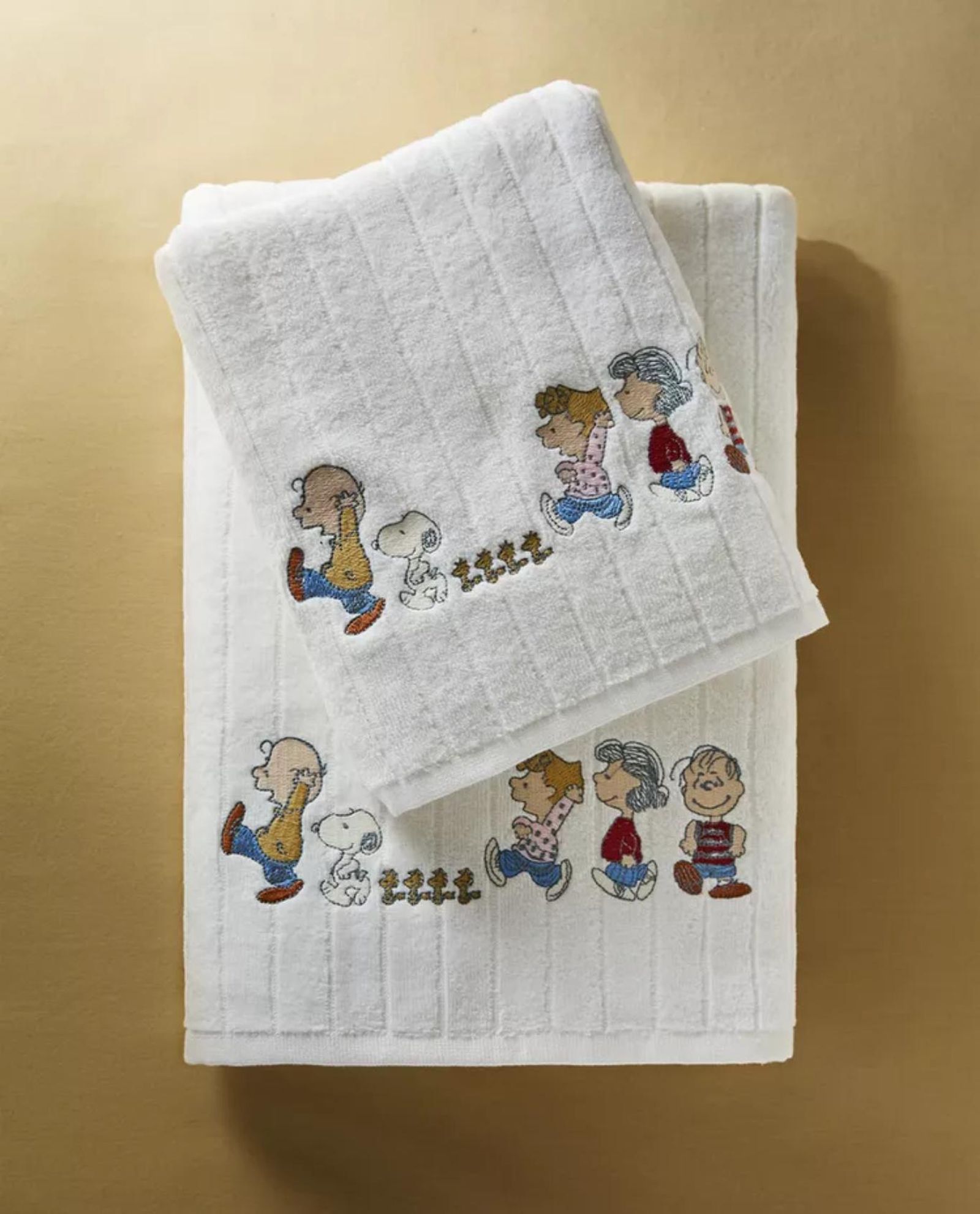 Toalla de baño infantil bordada de Snoopy (PEANUTS) . Toalla de baño infantil bordada de Snoopy (PEANUTS) .