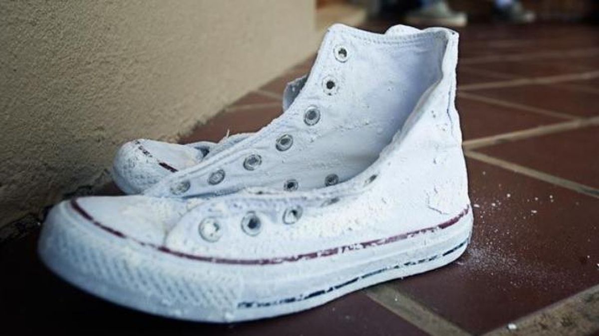 mejor truco para limpiar converse blancas con bicarbonato detergente