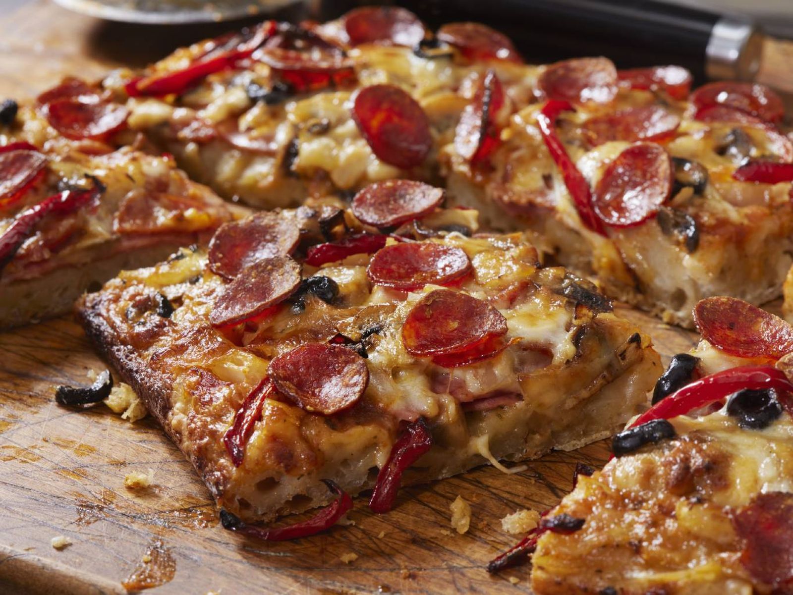 Pizza estilo Detroit: crujiente, rectangular y con los bordes caramelizados de queso.