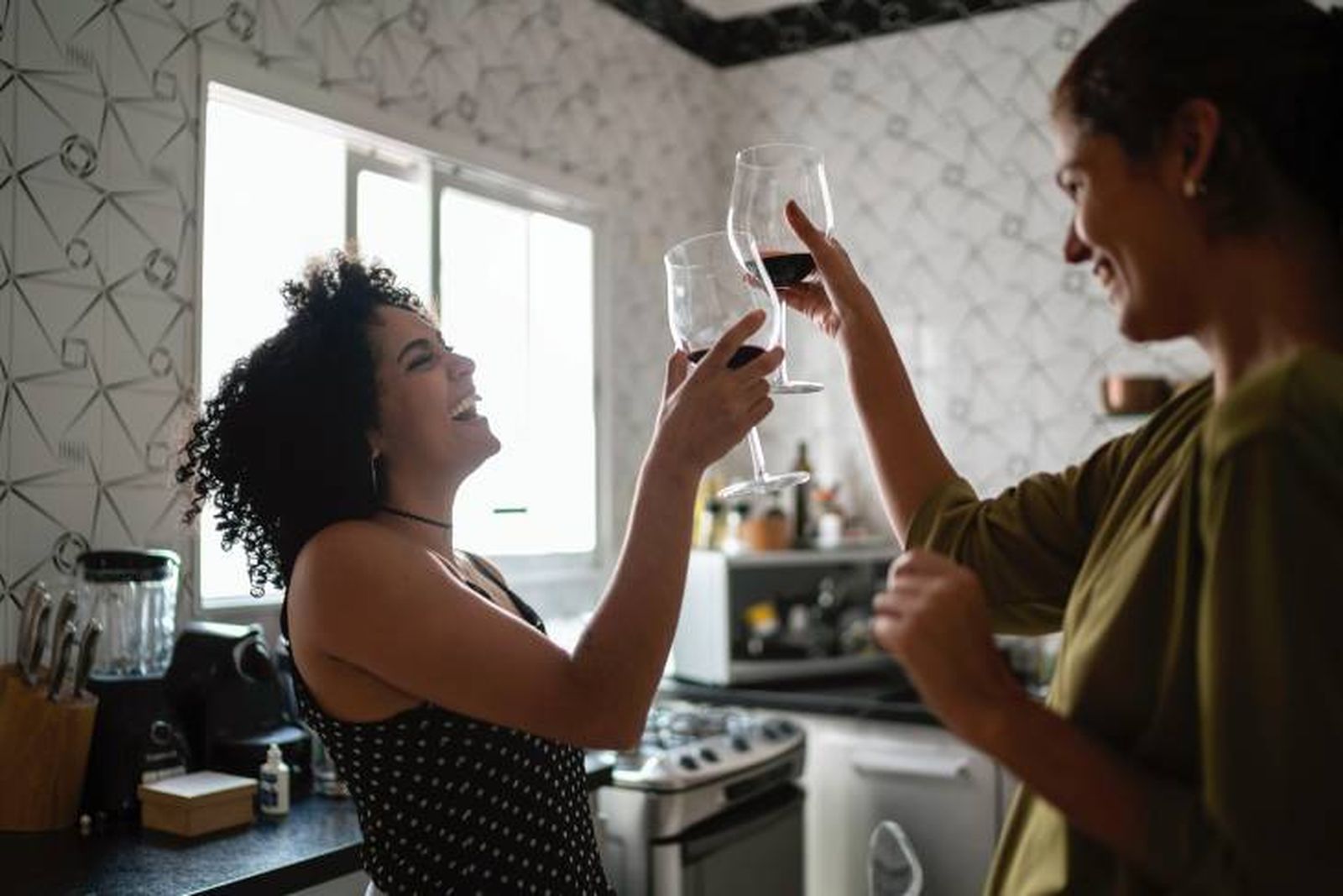 mujeres brindando cocina