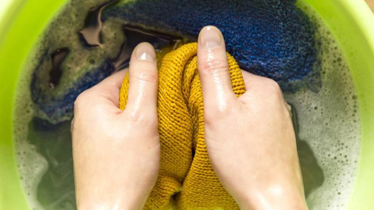 Frota suavemente la lana. Evita retorcerla o estirarla durante el lavado a mano