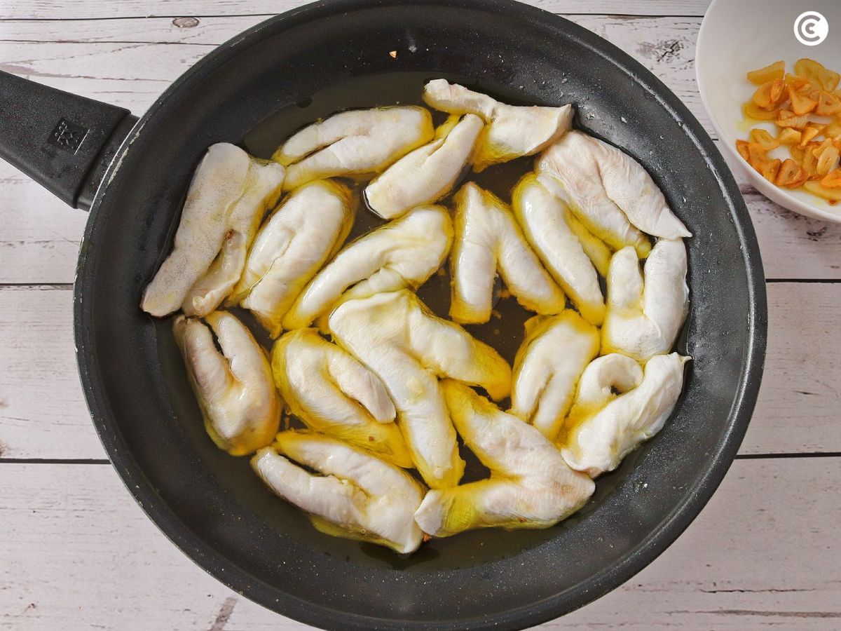 Cocinar las cocochas de bacalao en abundante aceite para hacer al pil pil