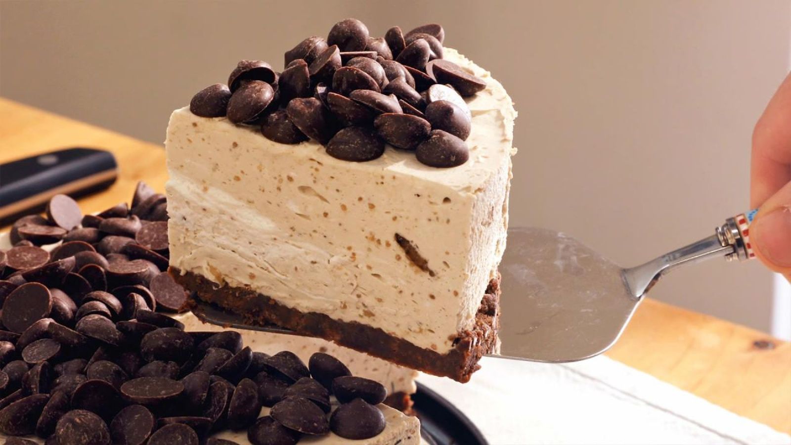 Añade chocolate troceado a la tarta antes de desmoldarla; ¡una deliciosa manera de servir este postre! Añade chocolate troceado a la tarta antes de desmoldarla; ¡una deliciosa manera de servir este postre!