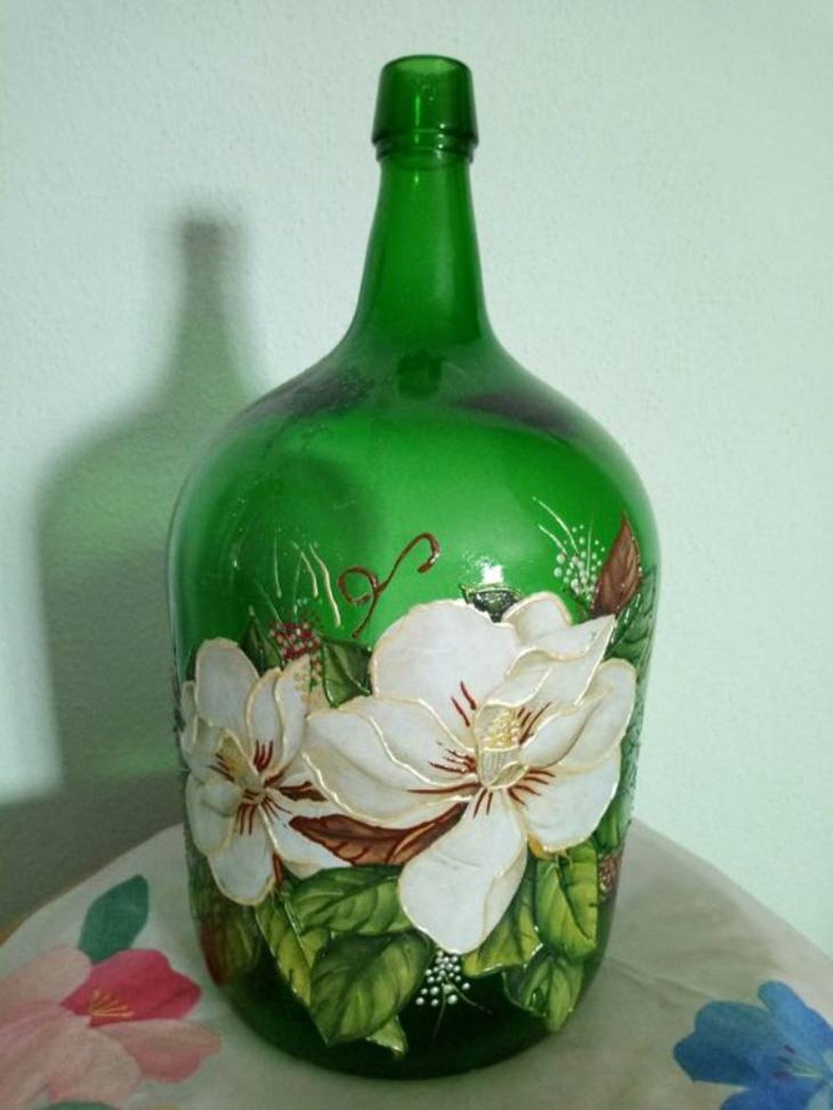 Damajuana con flores pintadas.
