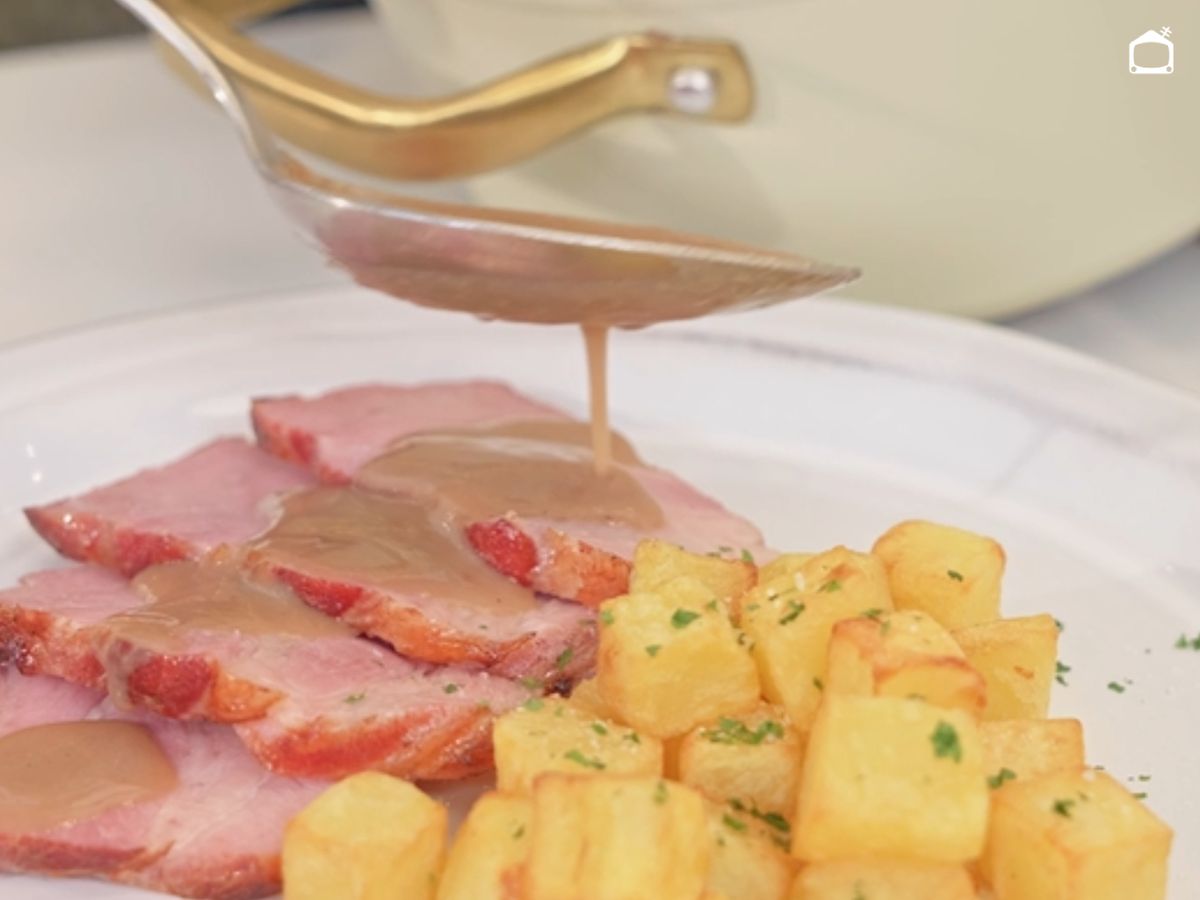 Un plato completo y tradicional: carne al horno con salsa y patatas caseras.