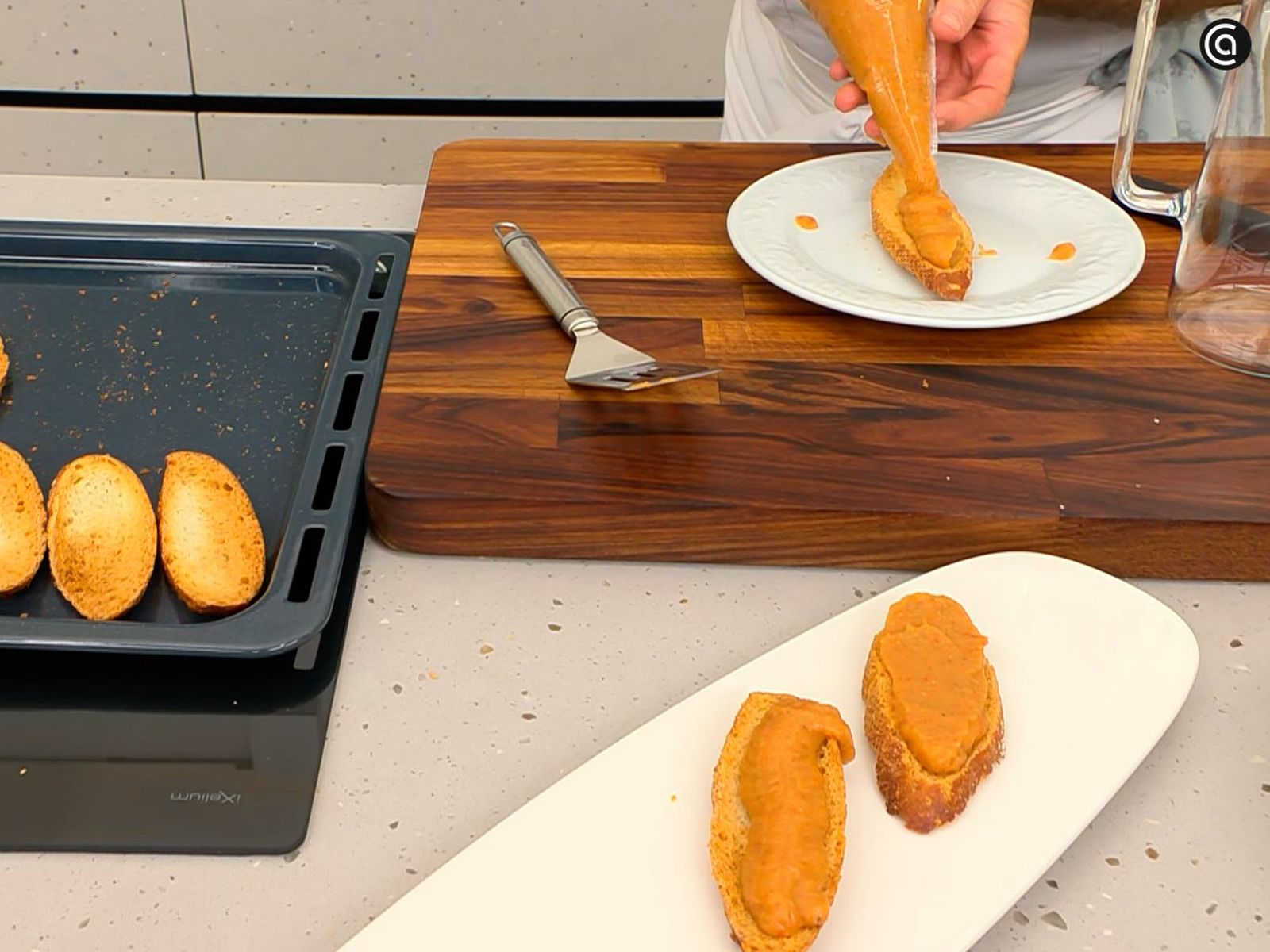 Extiende el paté de pimiento y berenjena en el pan tostado Extiende el paté de pimiento y berenjena en el pan tostado