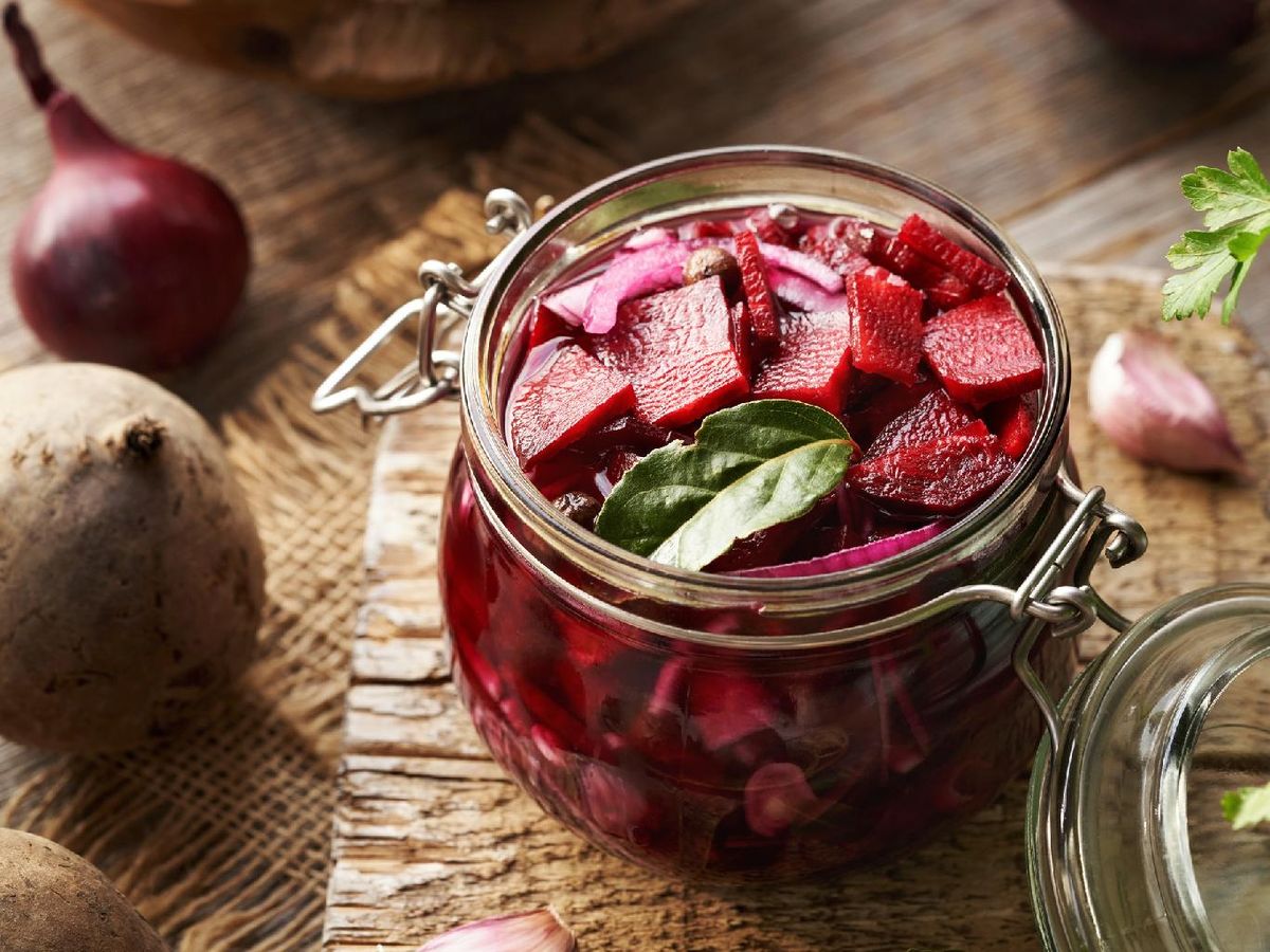 La fermentación ocurre cuando microorganismos (bacterias, levaduras o mohos) actúan sobre los nutrientes del alimento