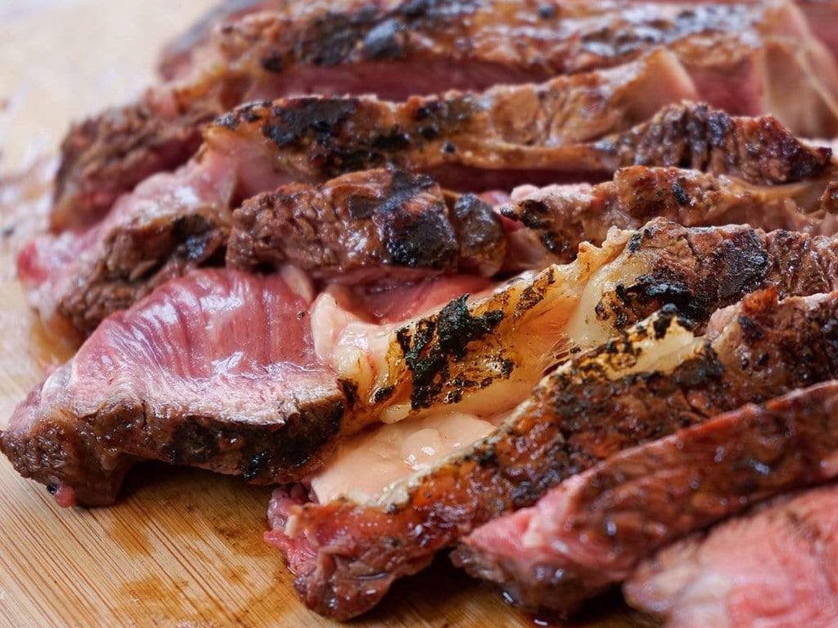 Resultado final: carne cocinada tras madurar con koji, más tierna y con sabor profundo.