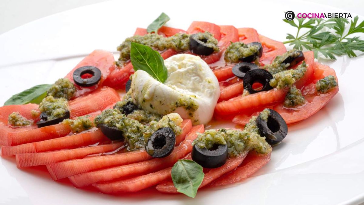 Ensalada de tomate y burratina con pesto, una receta de temporada, fresca y sencilla