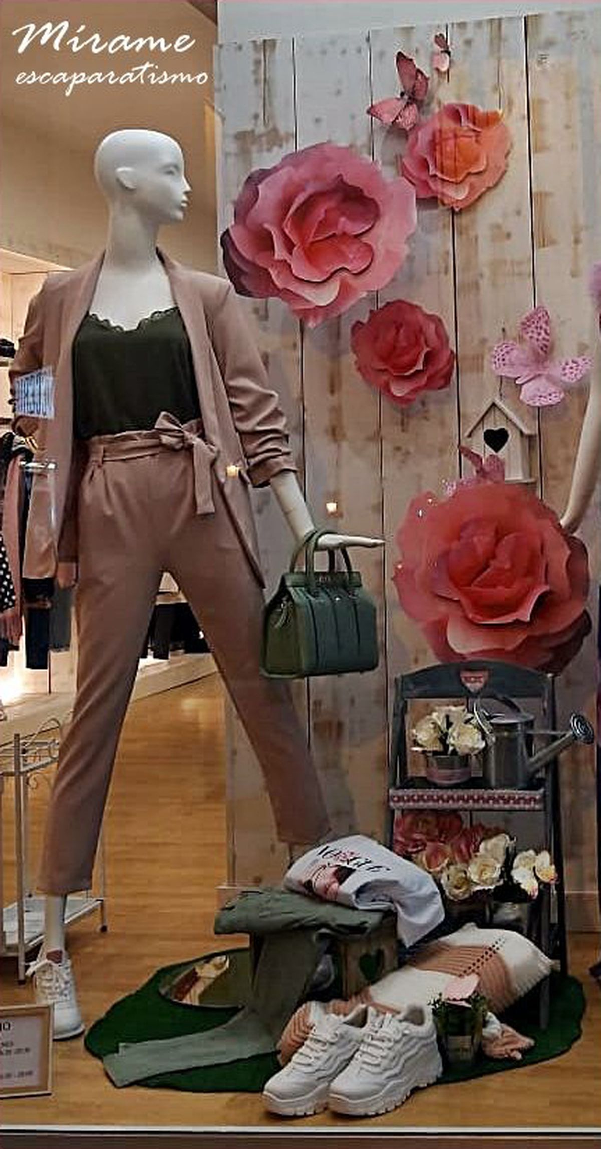 decorar escaparate primavera flores 5