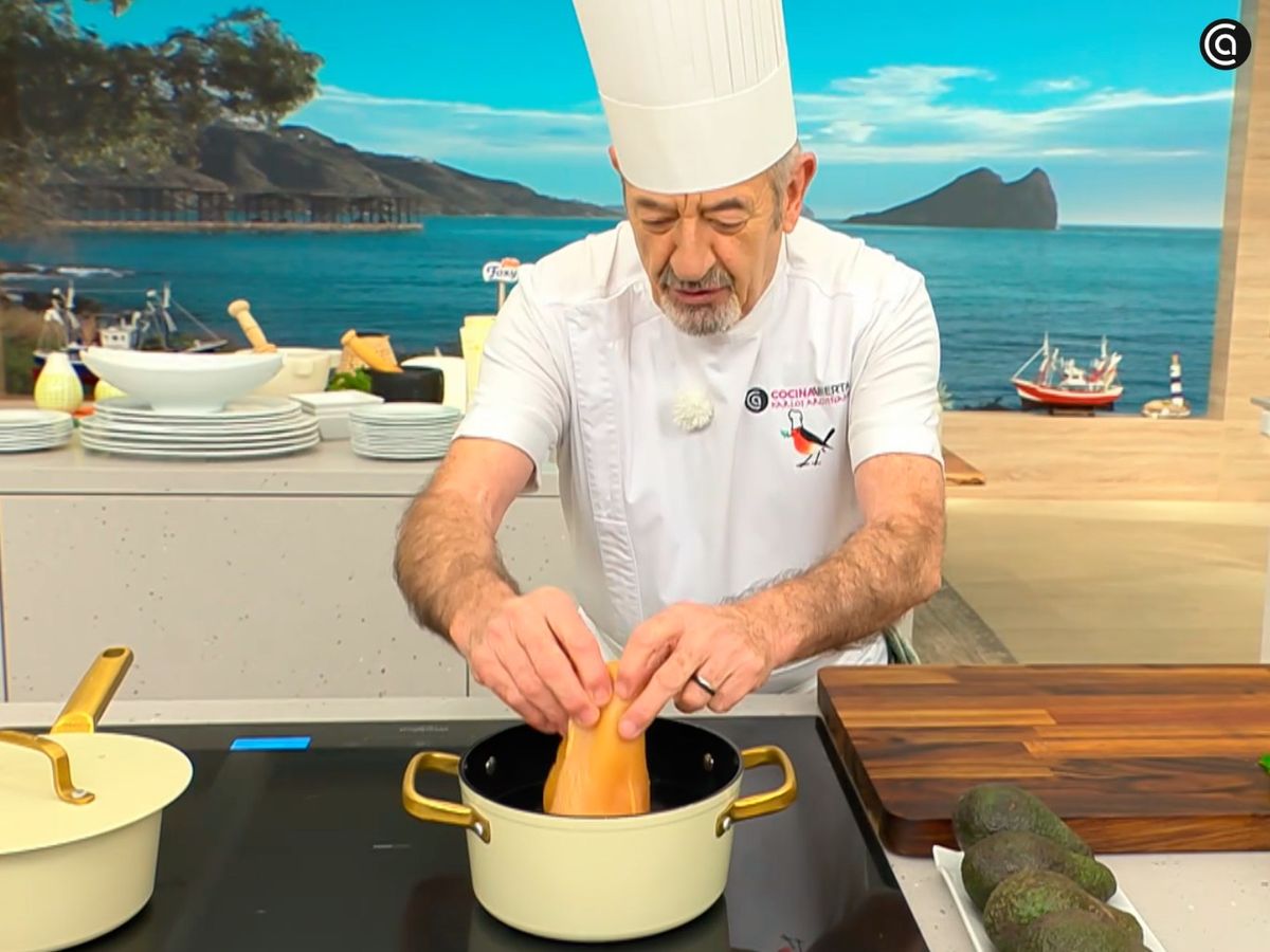 Cocina las pechugas de pollo en agua con sal y resérvalas para después