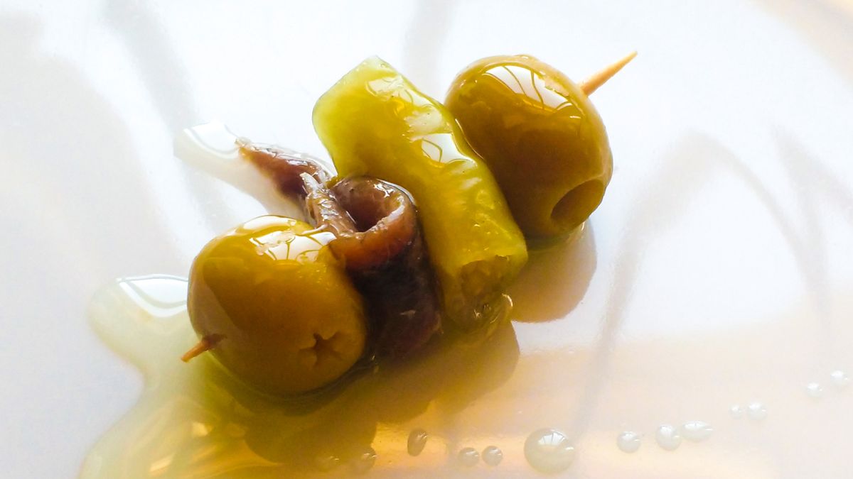 La gilda, el pintxo más icónico de San Sebastián, un bocado de anchoa, aceituna y guindilla.