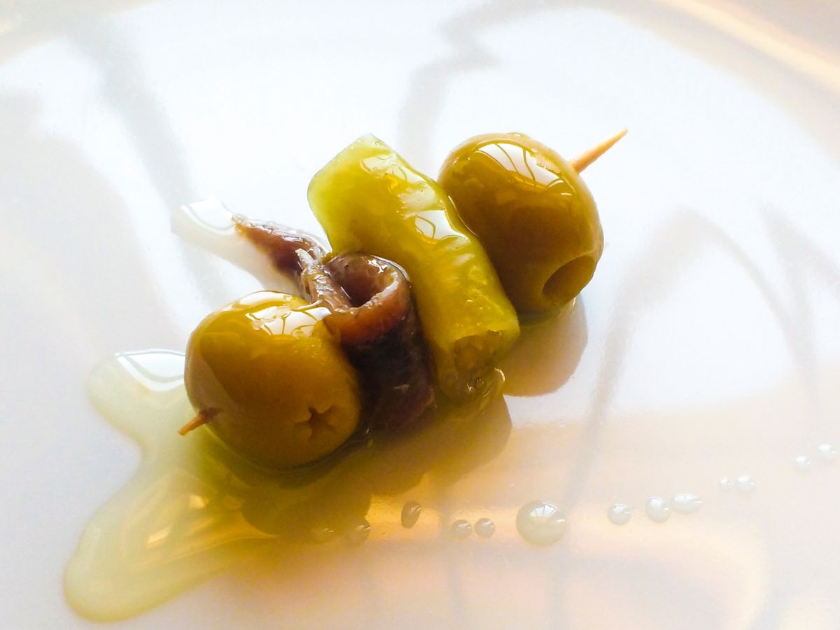 La gilda, el pintxo más icónico de San Sebastián, un bocado de anchoa, aceituna y guindilla.