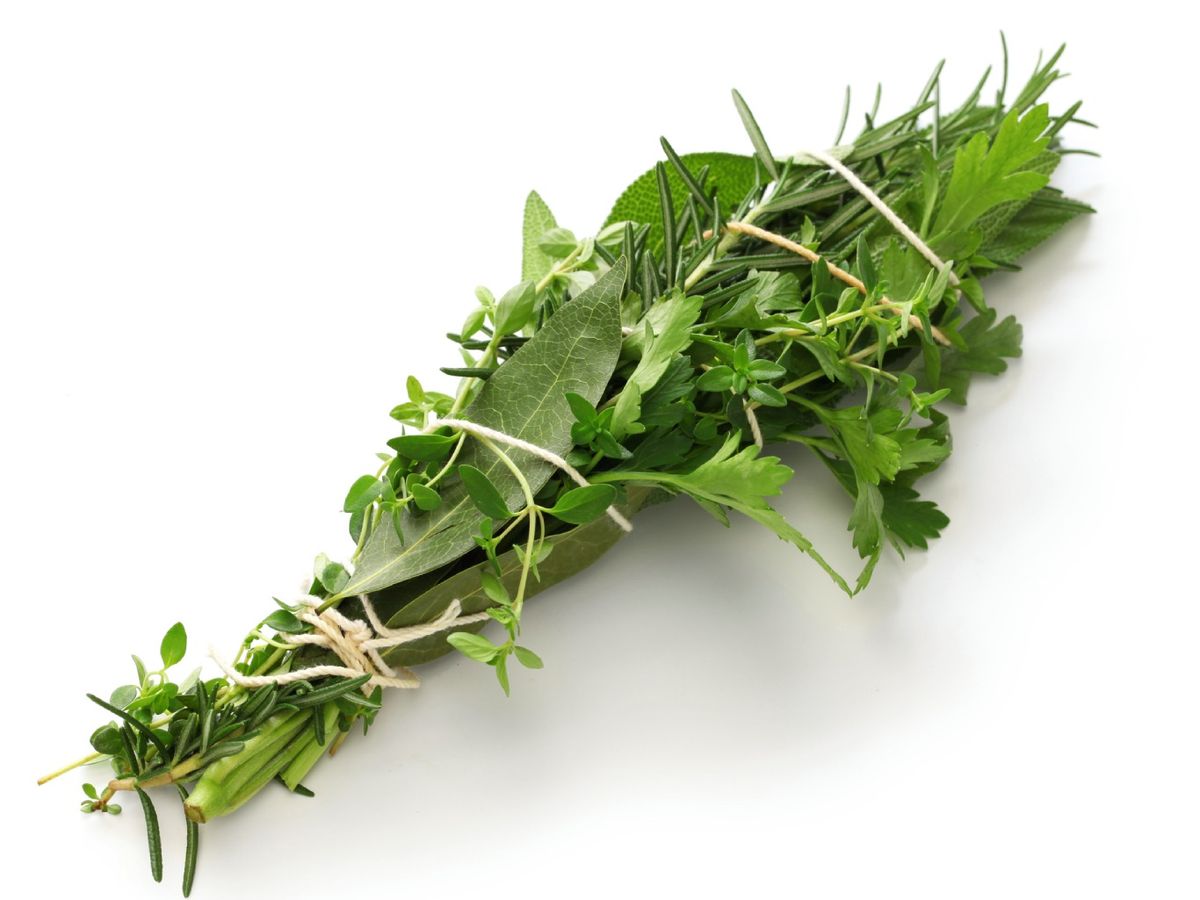 Se puede envolver el bouquet garni en gasa o usar hilo de cocina