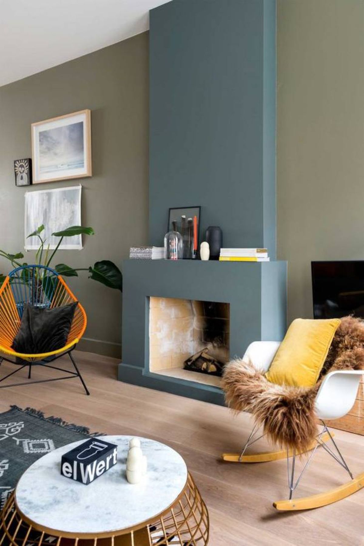 salon con chimenea moderno