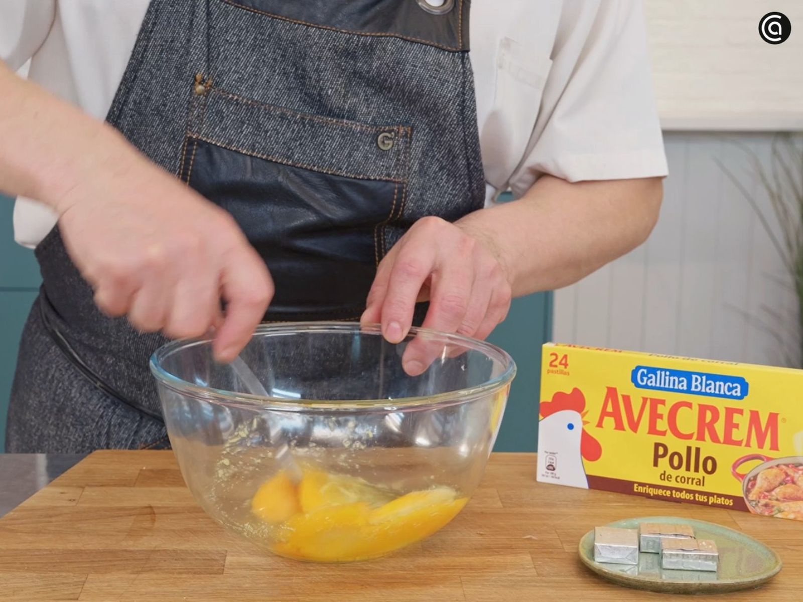 Bate bien los huevos para que la tortilla quede jugosa Tortilla de patatas al horno - paso 2