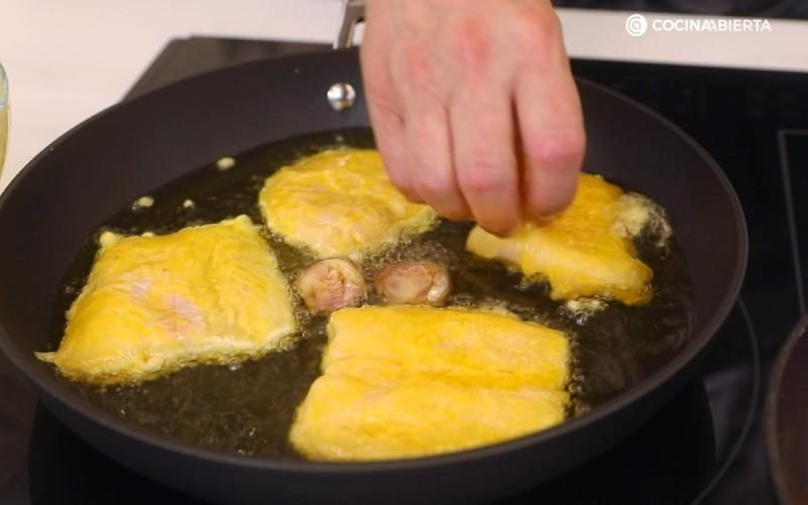 El aceite tiene que estar bien caliente para freír la merluza rebozada El aceite tiene que estar bien caliente para freír la merluza rebozada