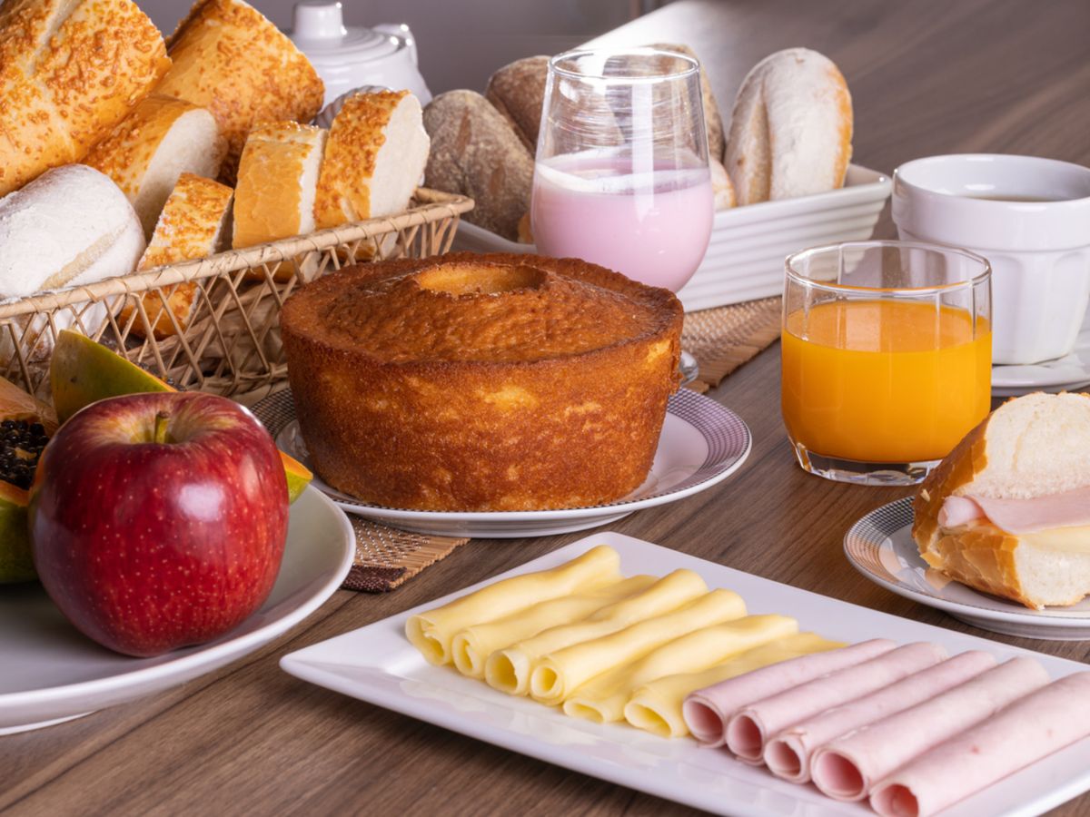 Pan recién horneado, bizcocho casero, fruta fresca y embutidos en un desayuno típico de hotel con encanto.