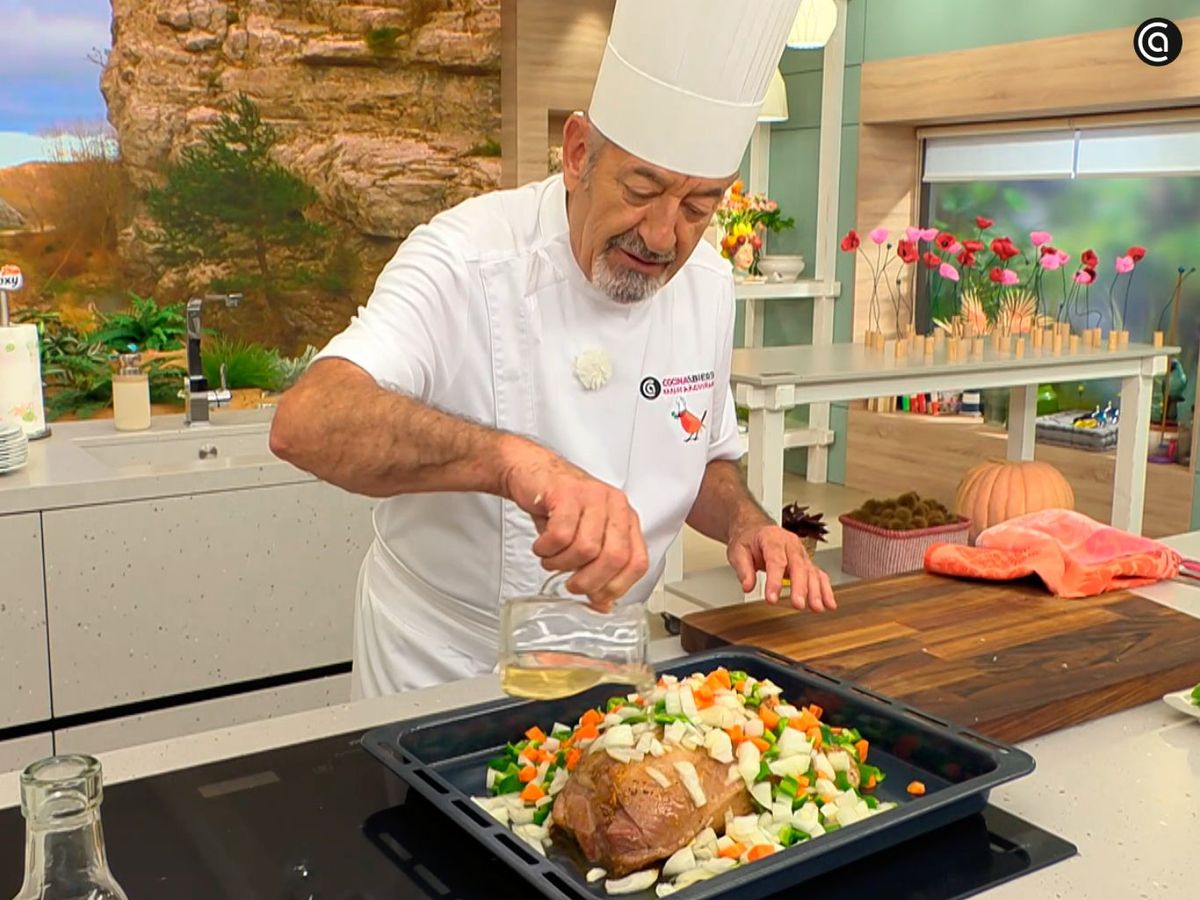 Corta las hortalizas, colócalas junto a la carne y vuelve a hornear