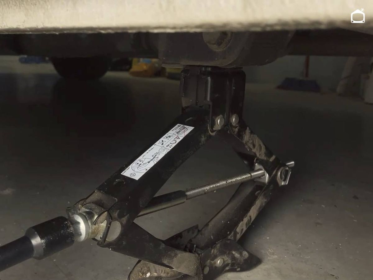 Subir el coche para cambiar la rueda.