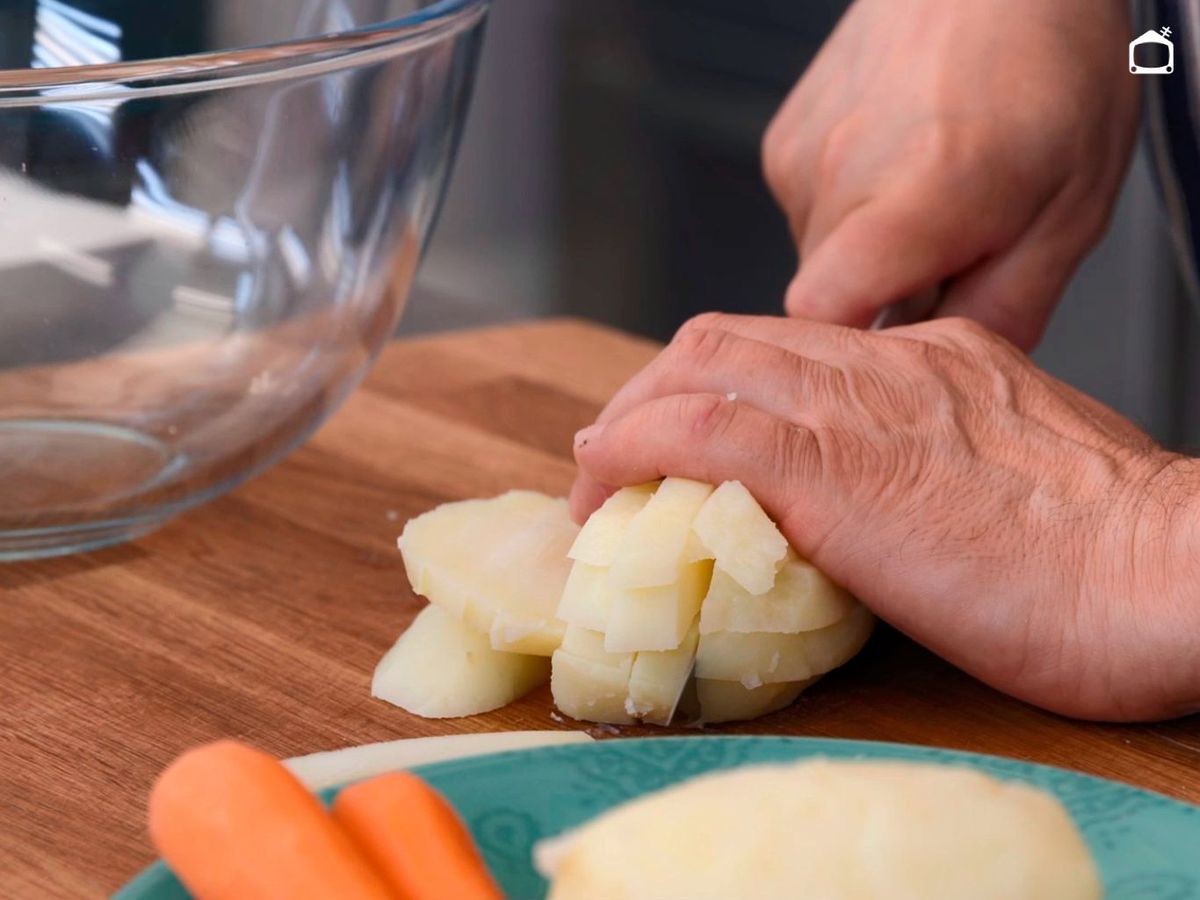 Cortar los ingredientes de la ensaladilla de gambas