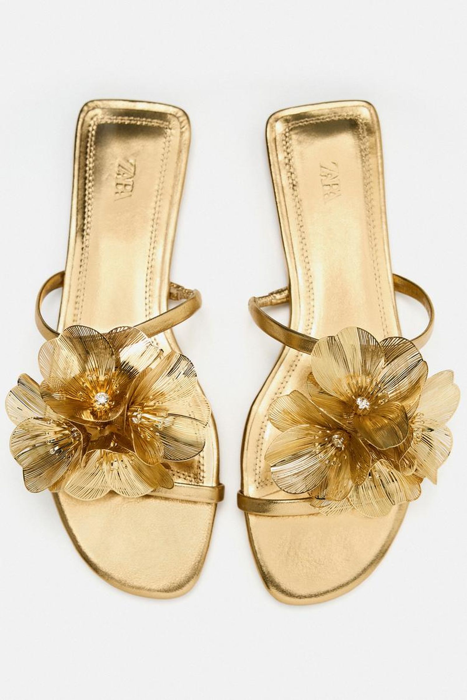 Sandalia plana dorada con flores Sandalia plana dorada con flores
