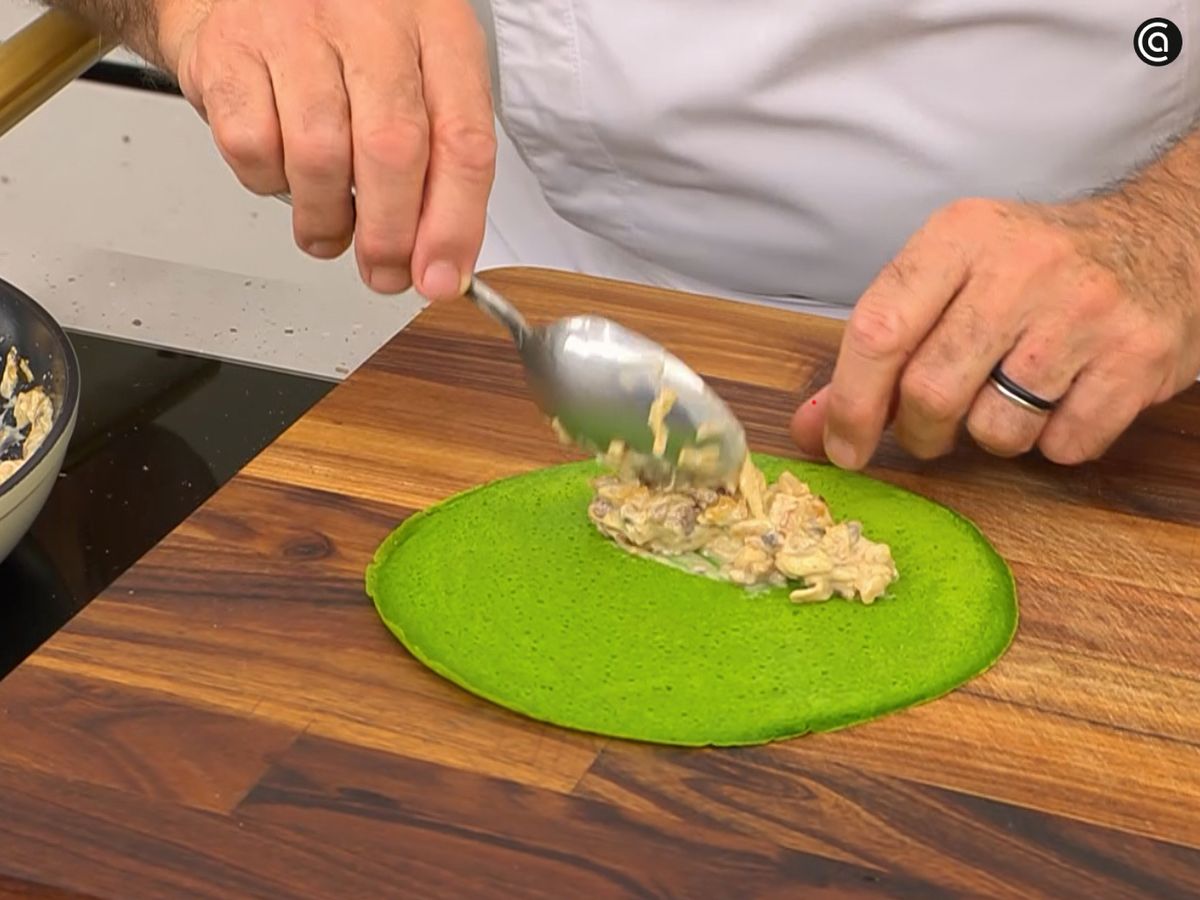 Rellena cada crepe con la mezcla de champiñones, panceta y queso.