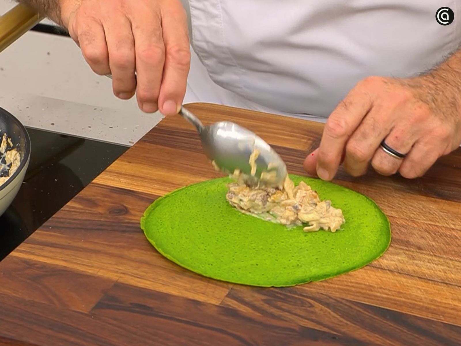 Rellena cada crepe con la mezcla de champiñones, panceta y queso.