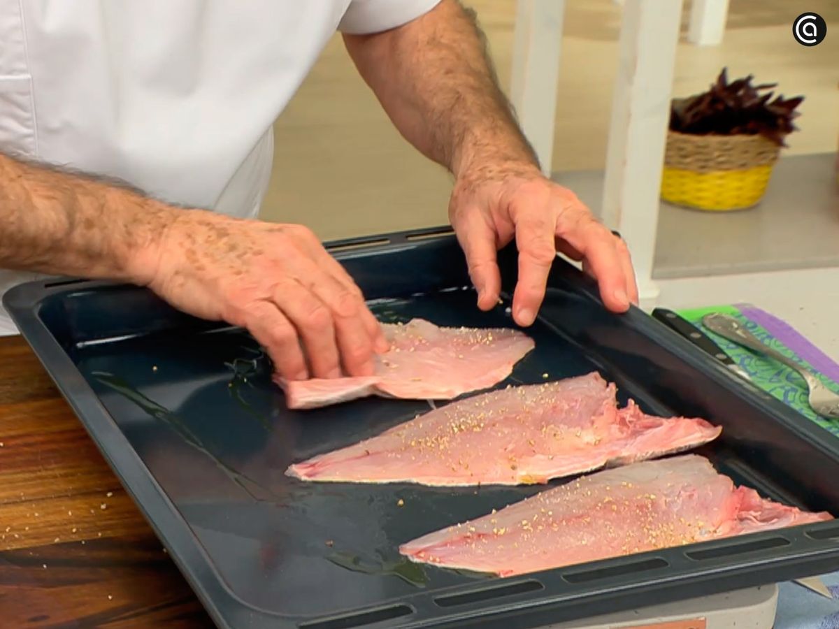 Hornea los lomos de pargo hasta que queden jugosos