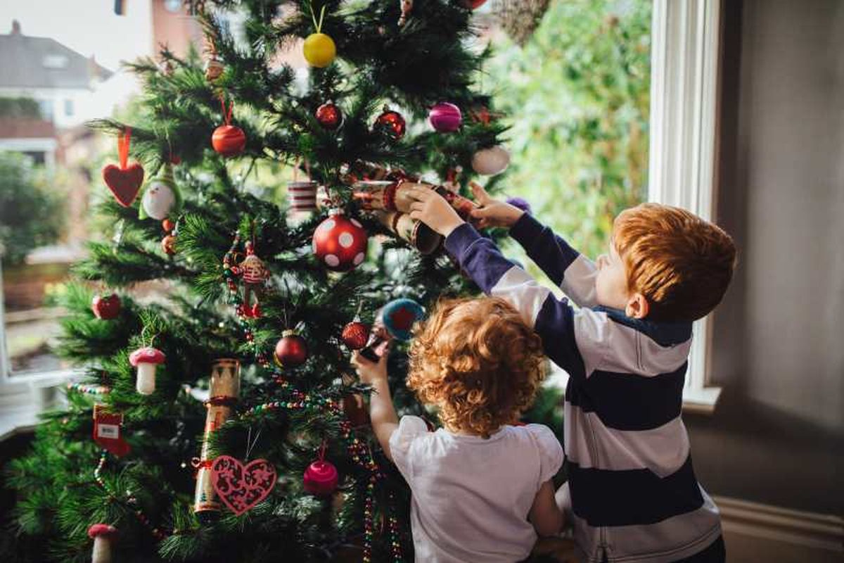 Decorar el árbol de Navidad en familia, un plan muy recomendable